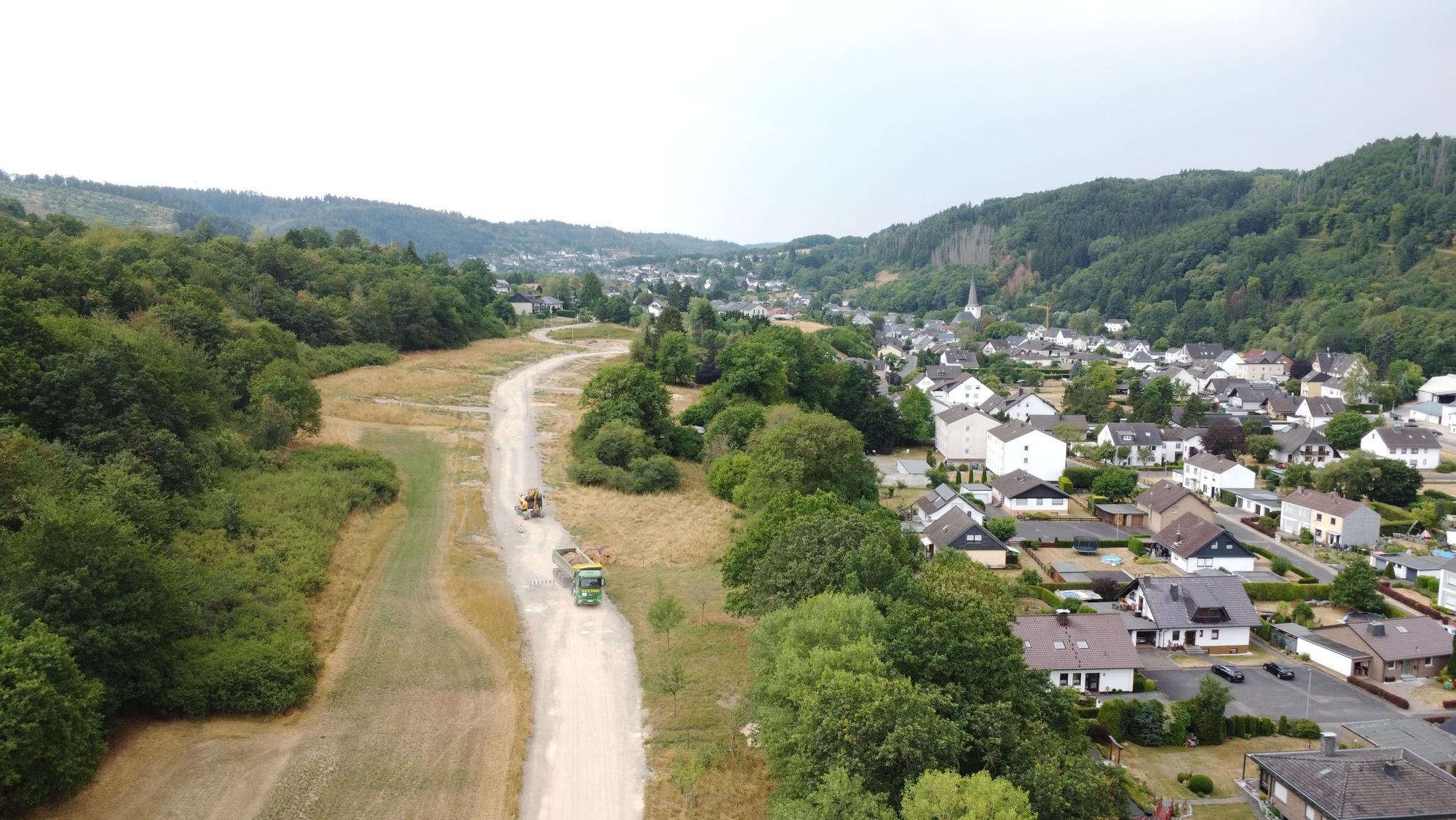 Blick auf das Areal für das neue Wohngebiet und den Ort Olef.