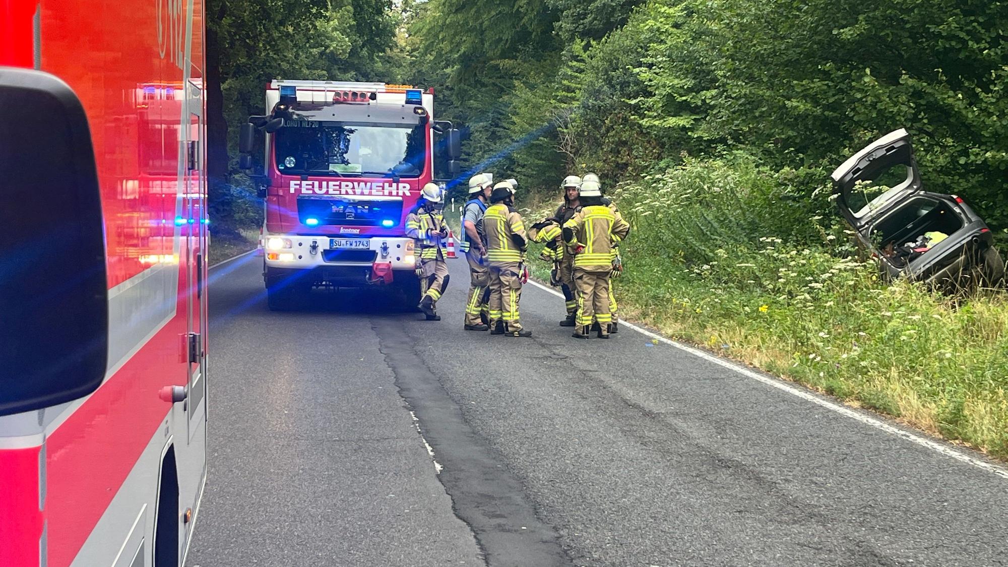 Ein Auto ist am Donnerstag (30. Juli) in Lohmar in einen Graben gerutscht und mit der Front voran in einen kleinen Bachlauf abgetaucht, um einem entgegenkommenden Wagen auf seiner Spur auszuweichen.
