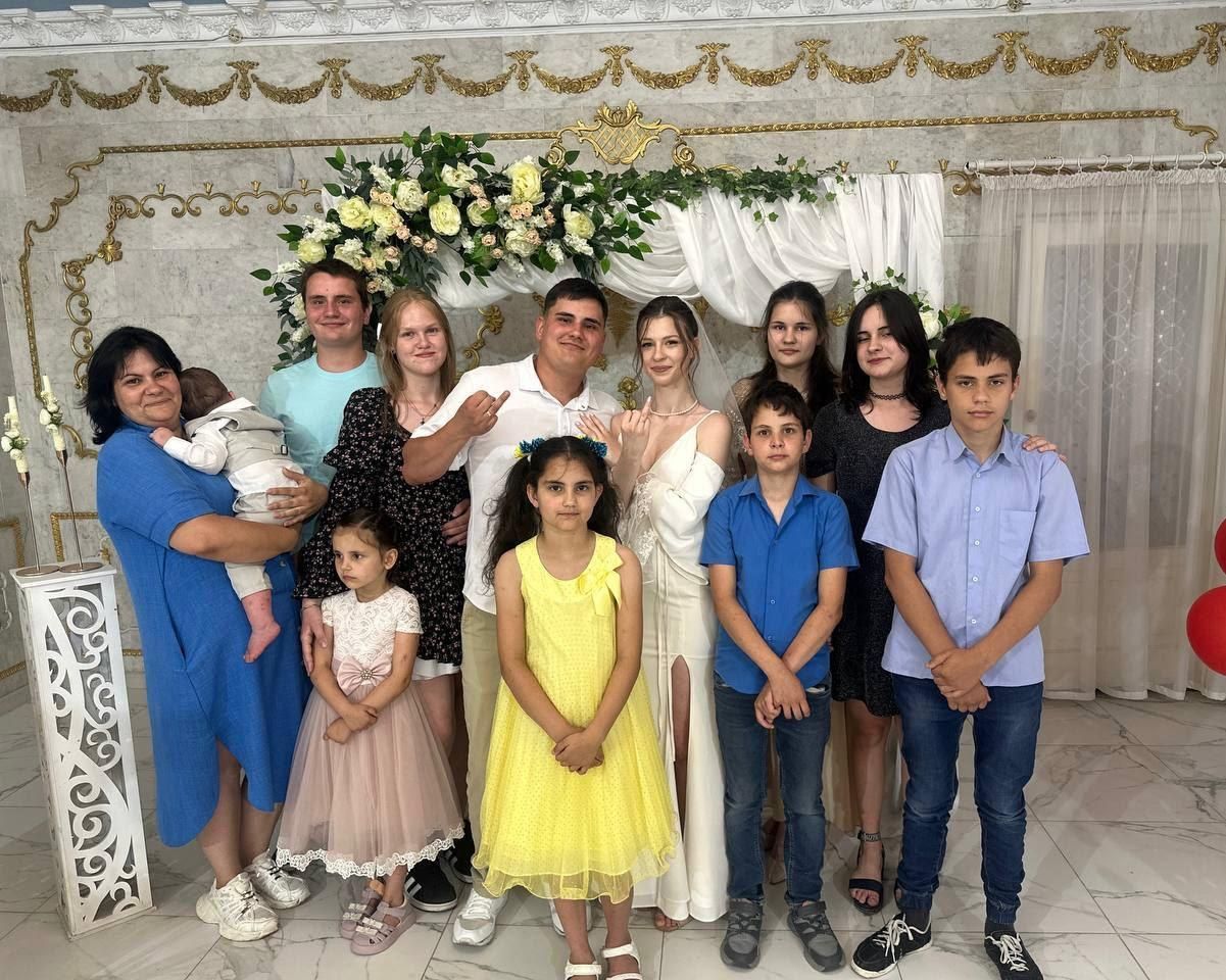 Der ukrainische Präsident Wolodymyr Selenskyj veröffentlichte ein Foto von der Familie, deren Wohnhaus in Krywyj Rih von einer russischen Rakete getroffen wurde.