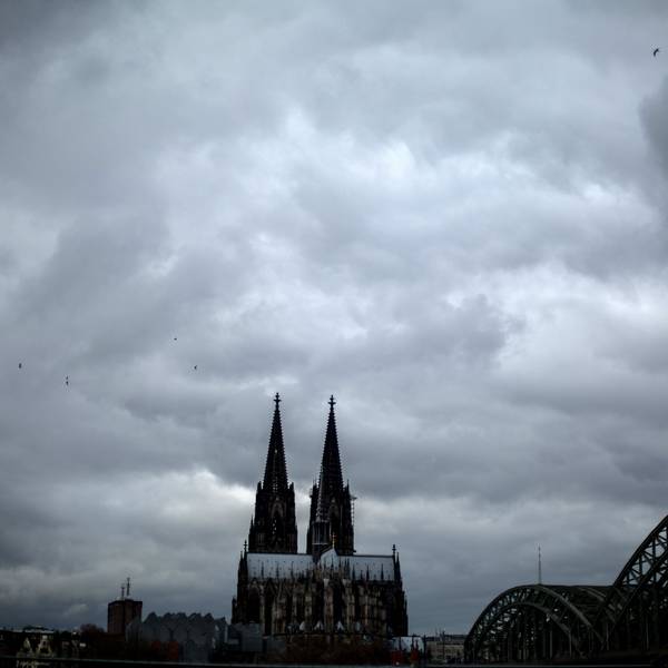 Dunkle Wolken ziehen in Köln am Dom vorbei. (Archivbild)
