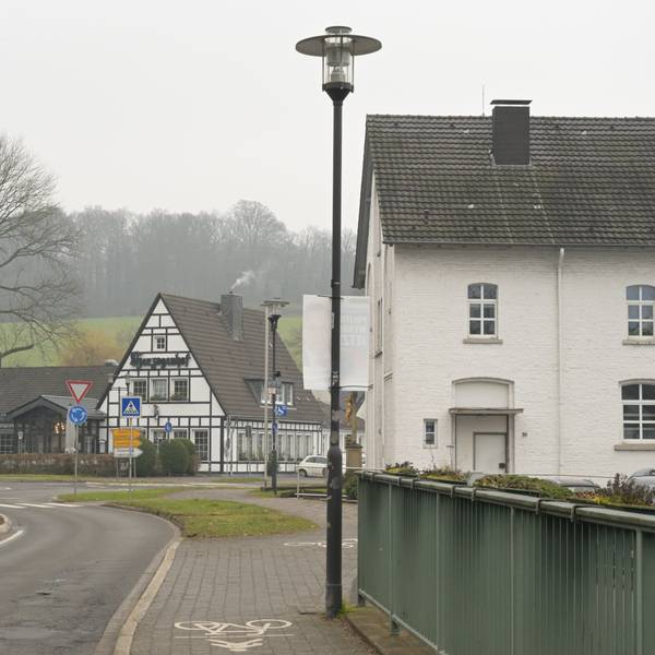 Das Foto zeigt eine Straßenlaterne in Odenthal