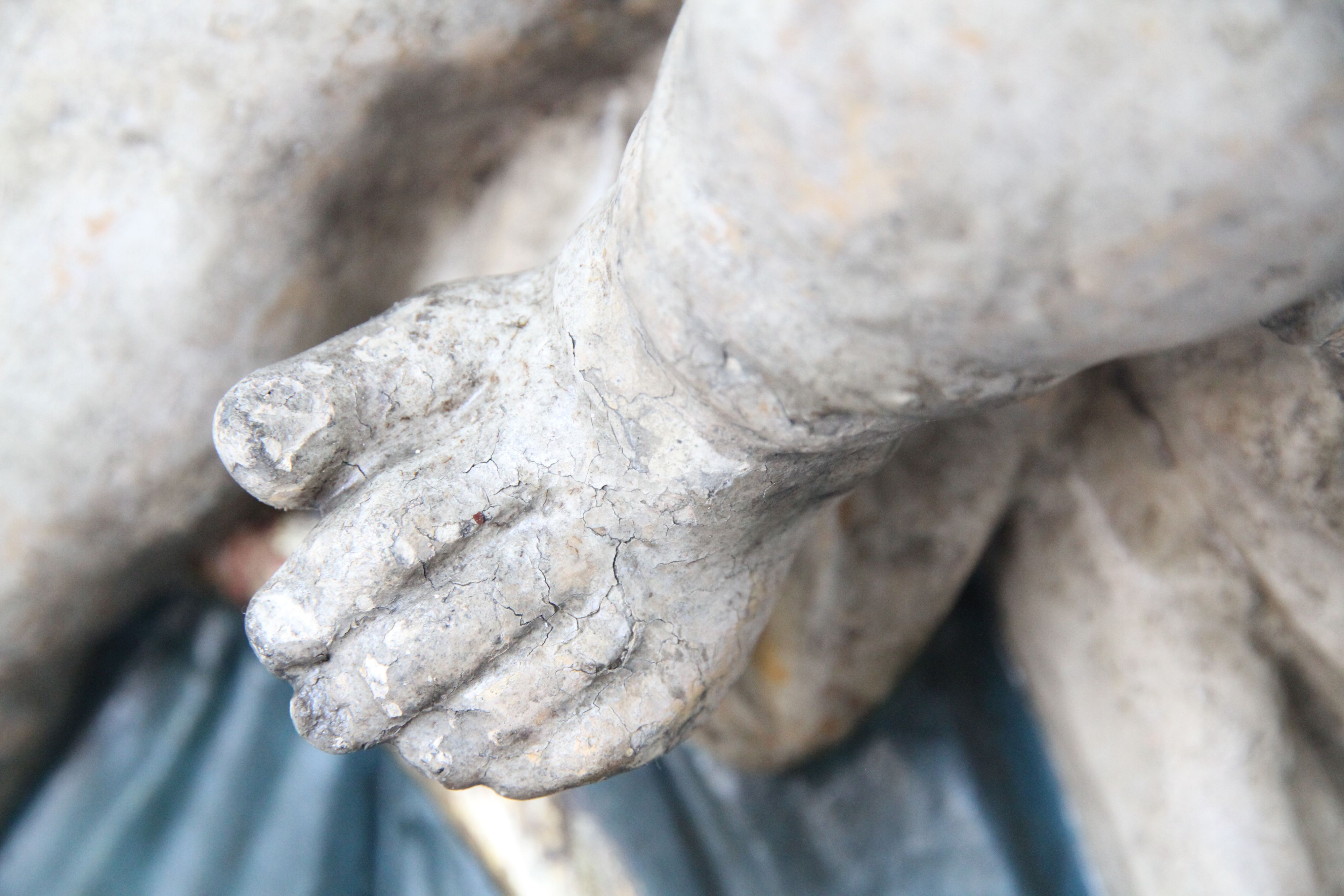 Johanna Baldus restauriert die Marienfigur in der kleinen Kapelle an der Siegburger Mühlenstraße