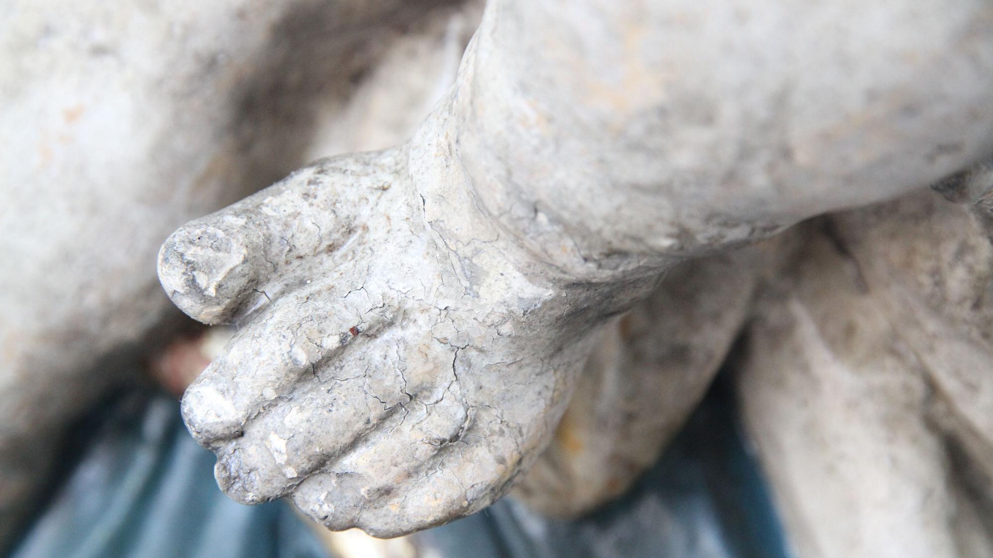 Johanna Baldus restauriert die Marienfigur in der kleinen Kapelle an der Siegburger Mühlenstraße