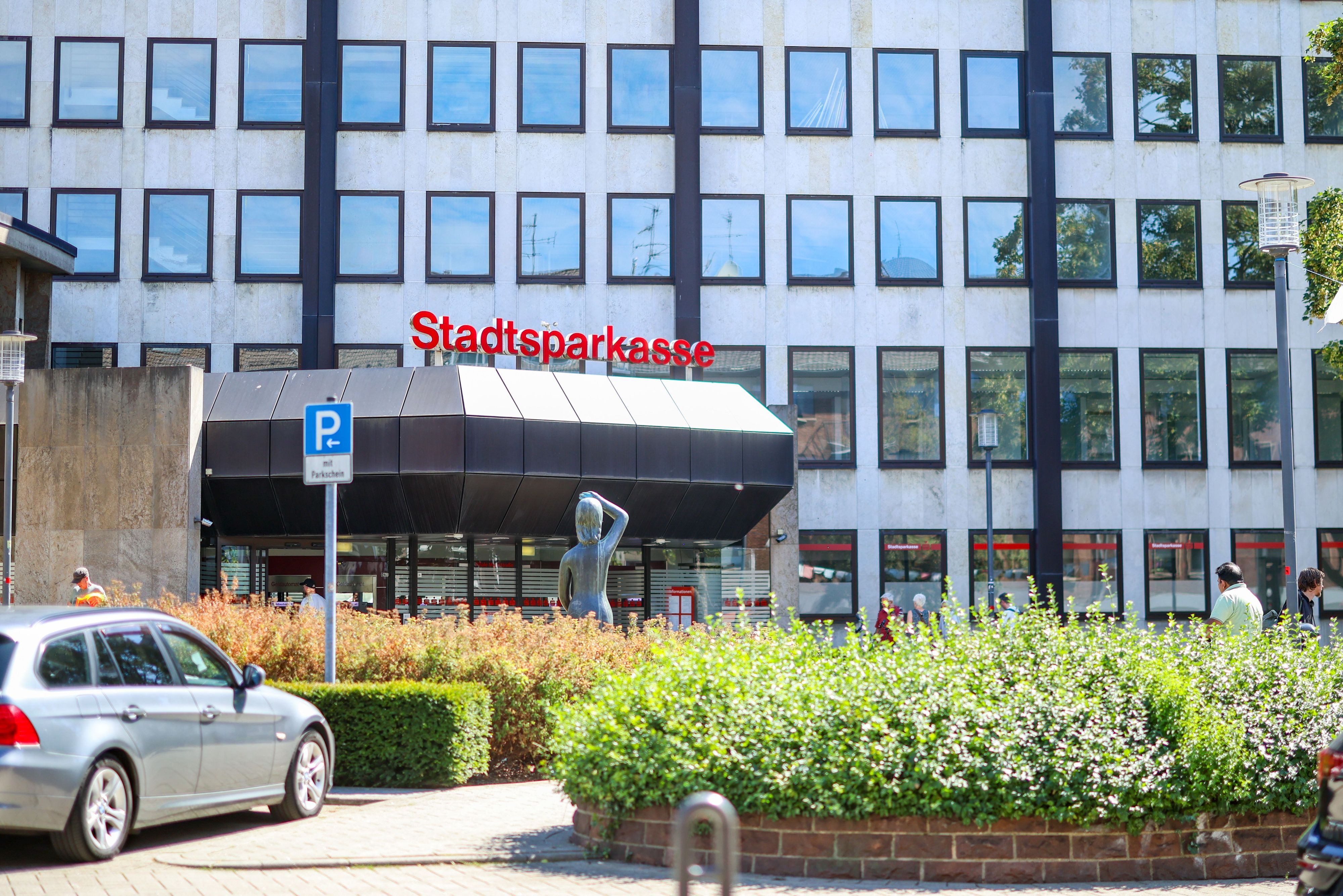 28.07.2026, Nordrhein-Westfalen, Mönchengladbach: Aussenansicht der Sparkassenfiliale Marktstraße in Mönchengladbach-Rheydt. In der Sparkassen-Filiale haben Täter mutmaßlich rund 30 Schließfächer aufgebrochen. Foto: Christoph Reichwein/dpa +++ dpa-Bildfunk +++