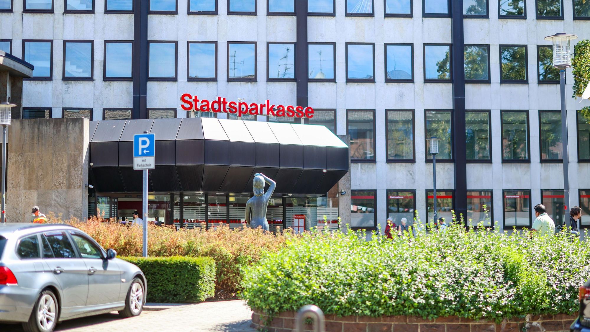 28.07.2026, Nordrhein-Westfalen, Mönchengladbach: Aussenansicht der Sparkassenfiliale Marktstraße in Mönchengladbach-Rheydt. In der Sparkassen-Filiale haben Täter mutmaßlich rund 30 Schließfächer aufgebrochen. Foto: Christoph Reichwein/dpa +++ dpa-Bildfunk +++