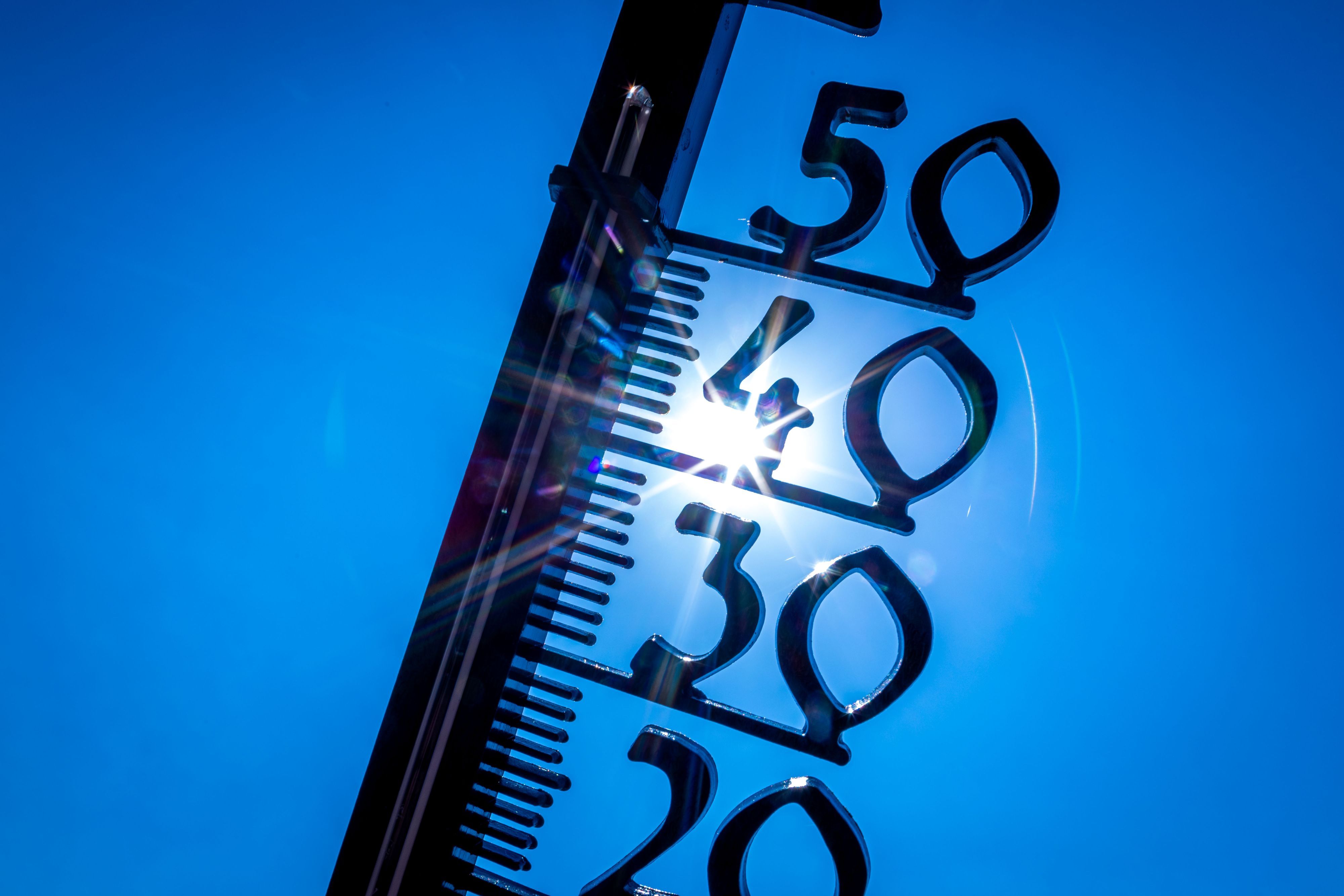 Ein Außenthermometer zeigt eine Temperatur von knapp 40 Grad an.