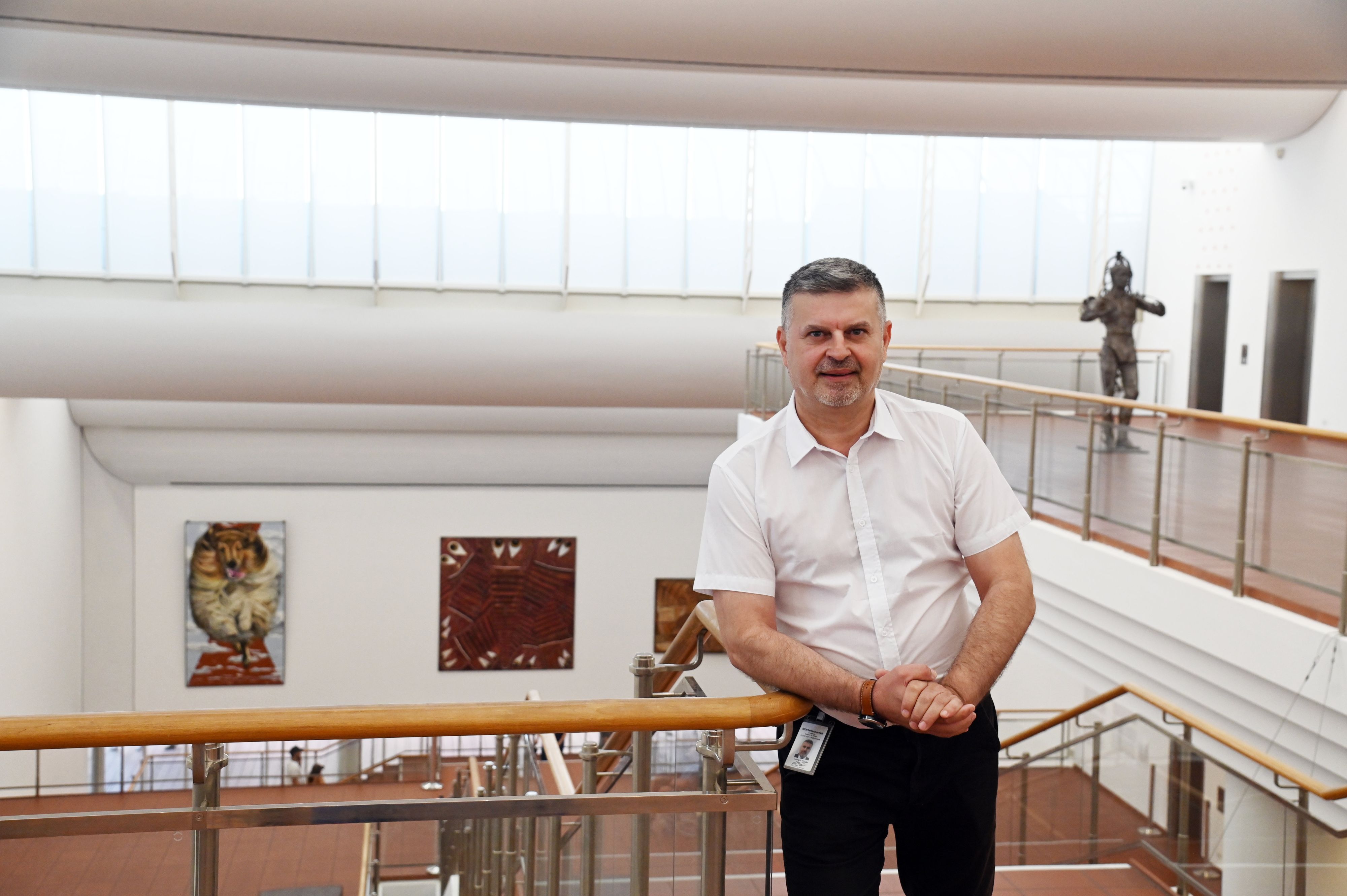Leonard Stoica steht im Treppenhaus des Museums.