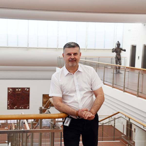 Leonard Stoica steht im Treppenhaus des Museums.