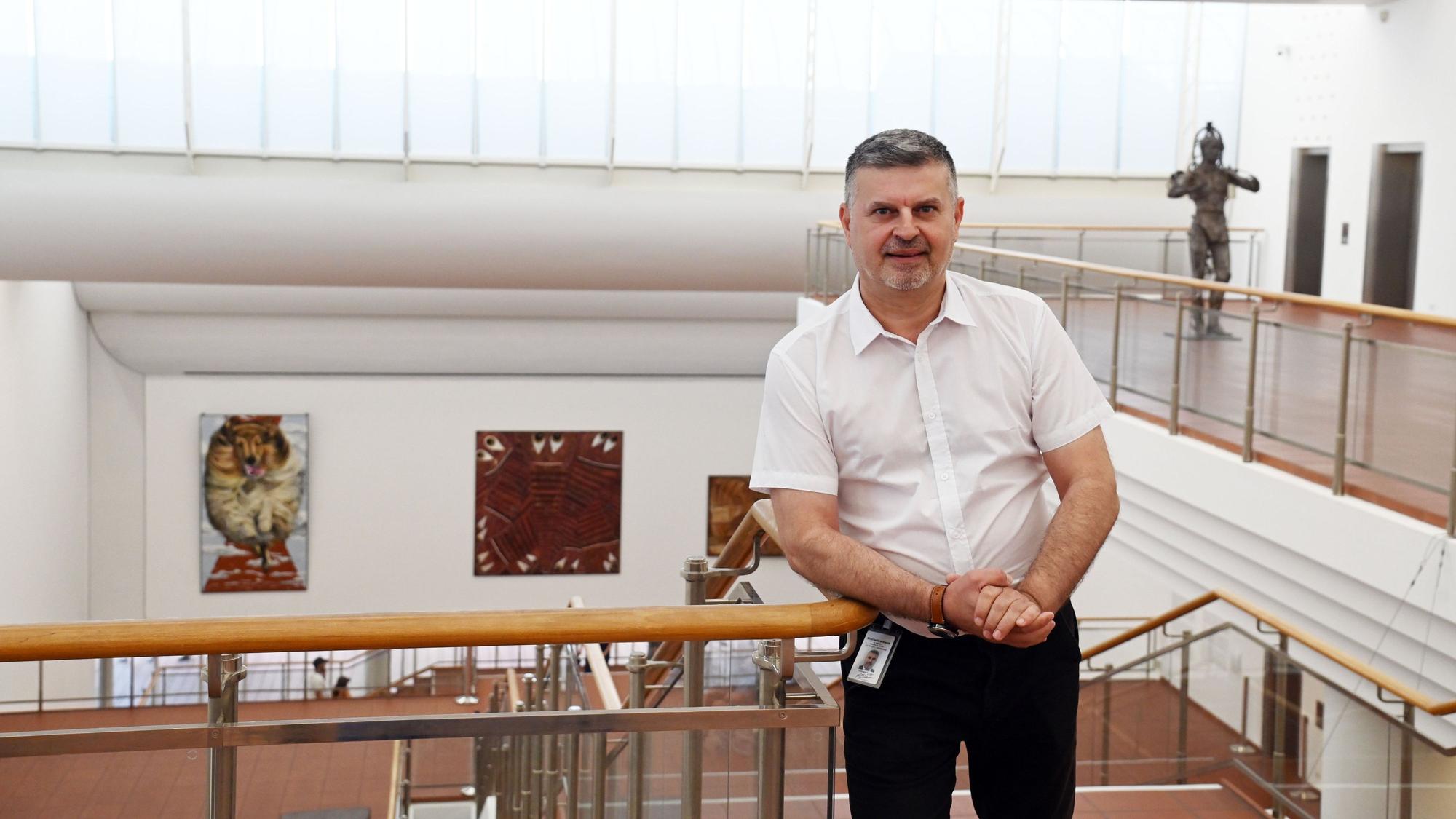 Leonard Stoica steht im Treppenhaus des Museums.