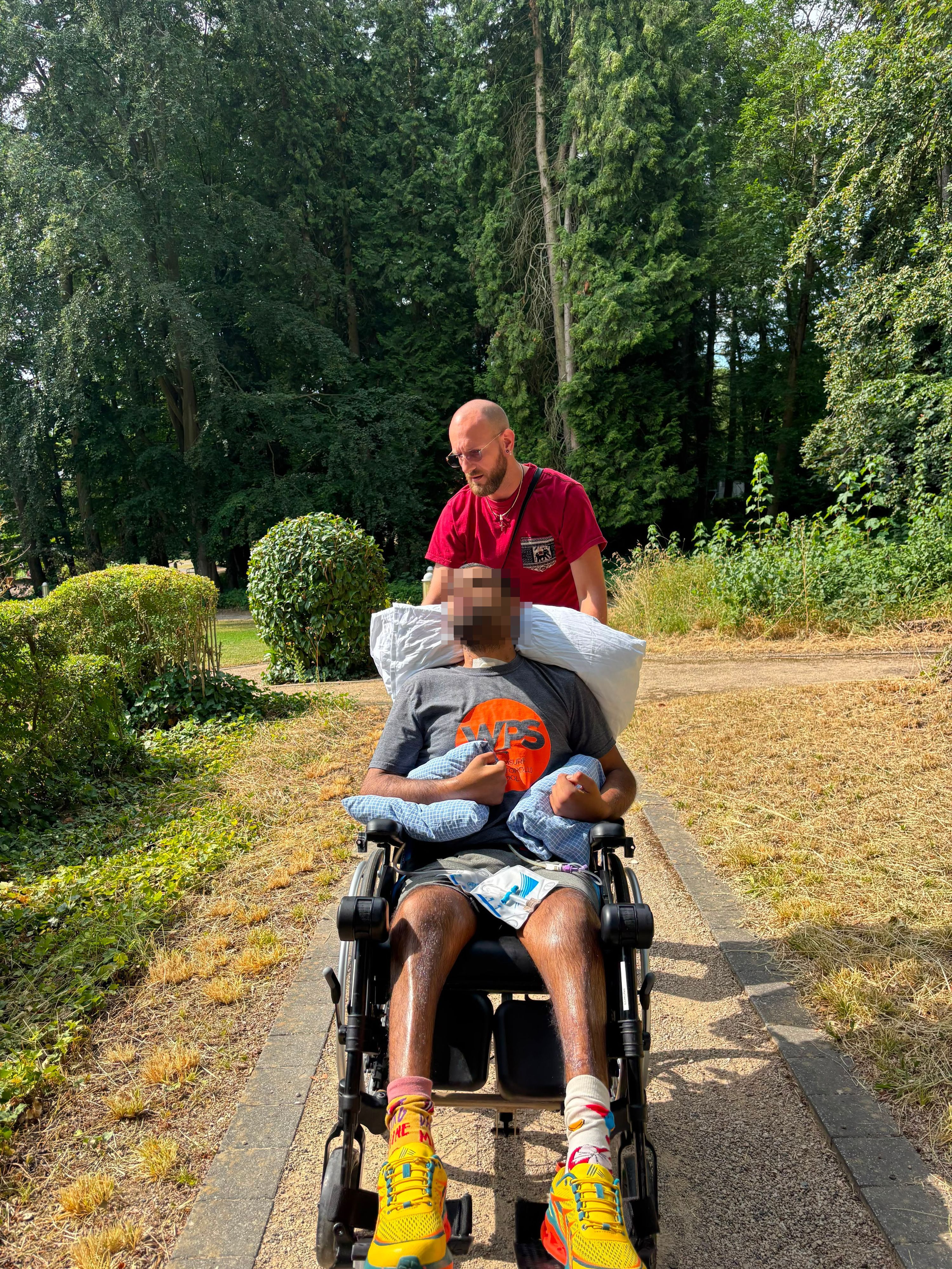 Das Foto zeigt Pedro Corona Monate nach dem Polizeieinsatz gemeinsam mit seinem Freund.