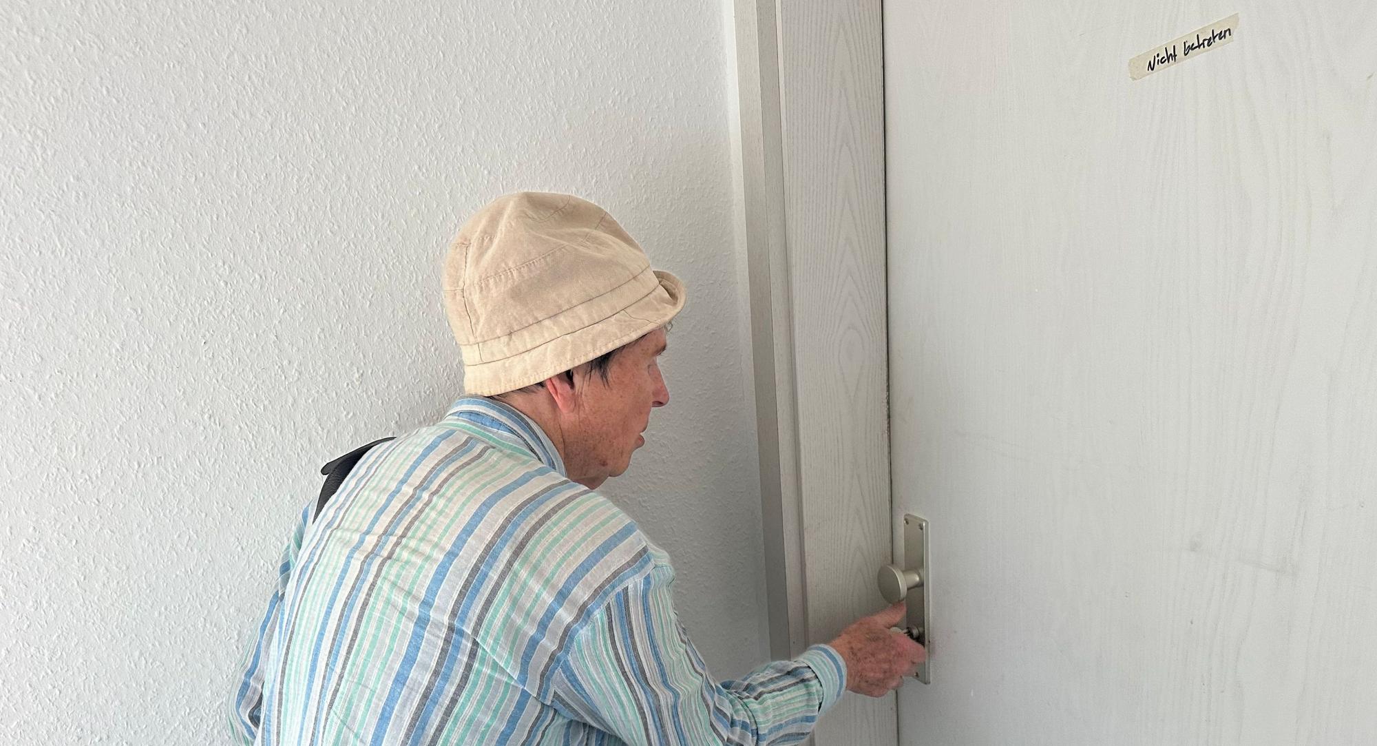 Leise schließt Heidrun Brieskorn die Wohnungstür zu den Fledermäusen im Dachgeschoss auf.