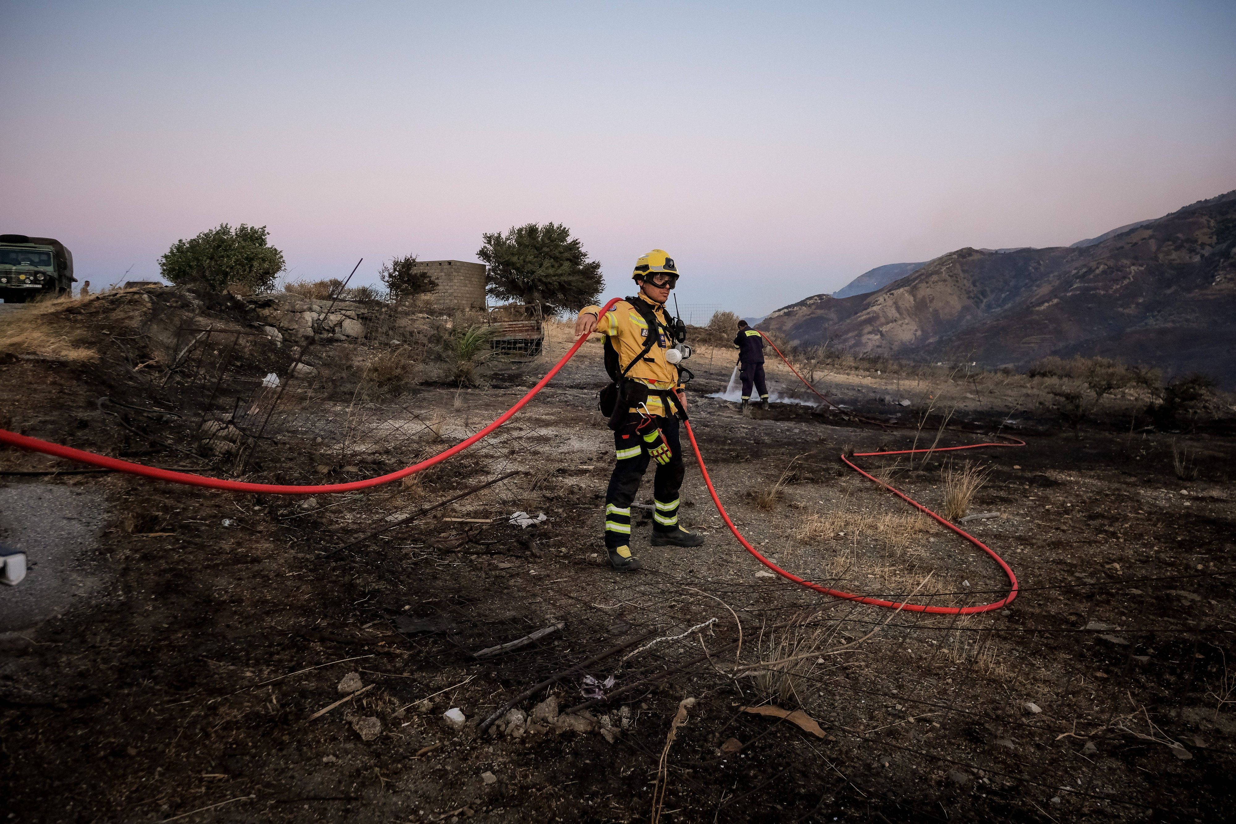 Feuerwehrleute kämpfen auf Kreta gegen Waldbrände.