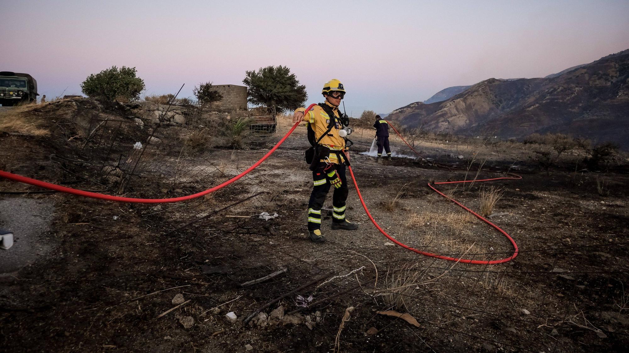 Feuerwehrleute kämpfen auf Kreta gegen Waldbrände.