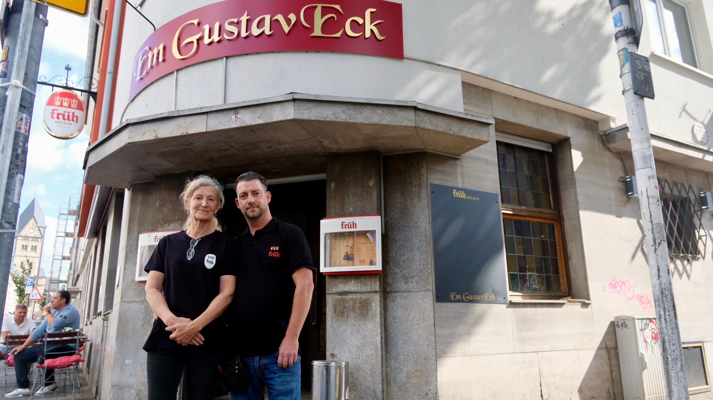 Dagmar und Jonathan Sittler vor der Eingangstür des neuen „Gustav Ecks“.