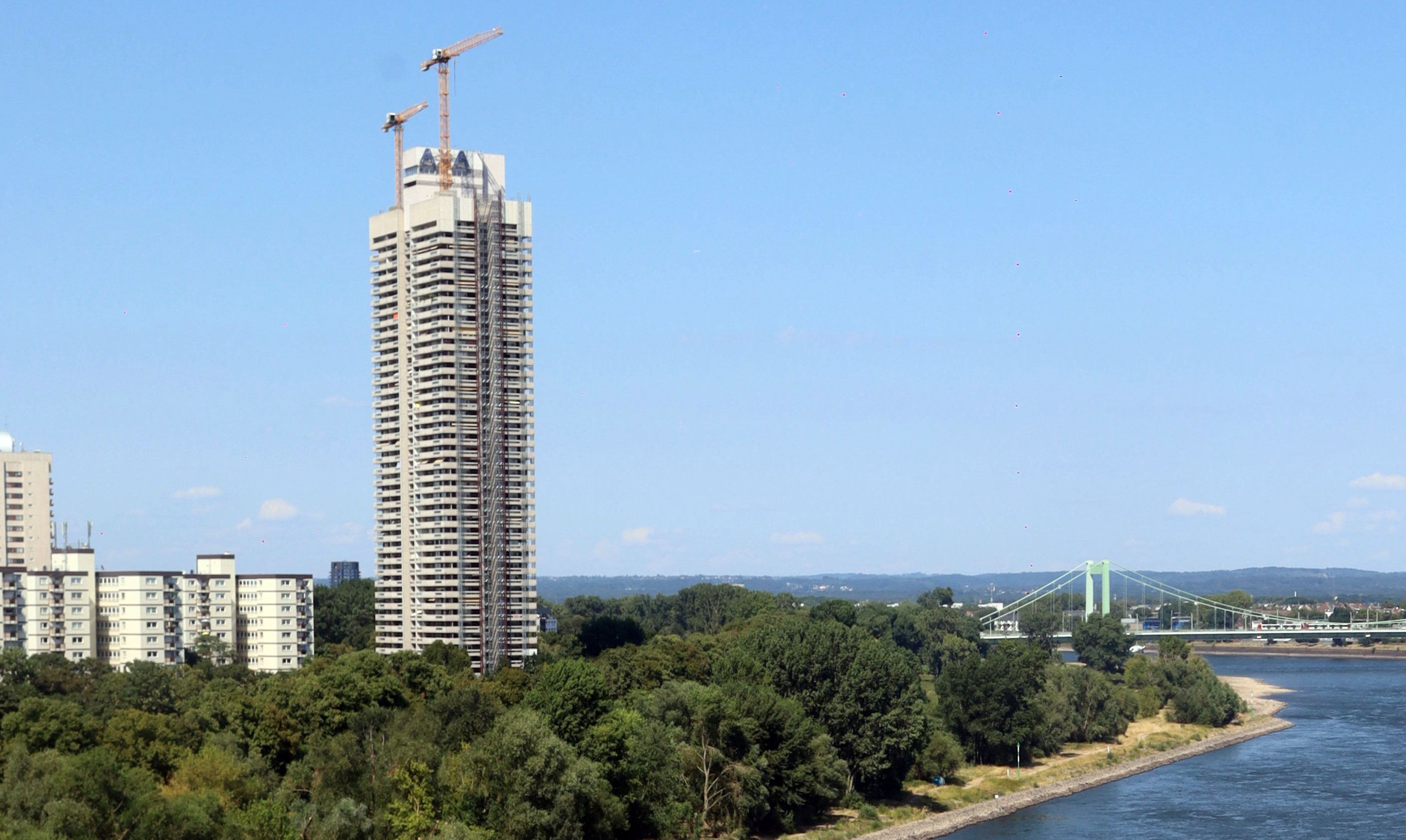 Der im Volksmund häufig als Axa-Hochhaus bezeichnete Wohnturm am Rheinufer.