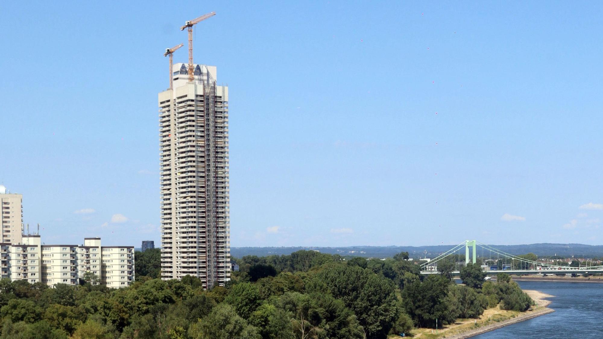 Der im Volksmund häufig als Axa-Hochhaus bezeichnete Wohnturm am Rheinufer.
