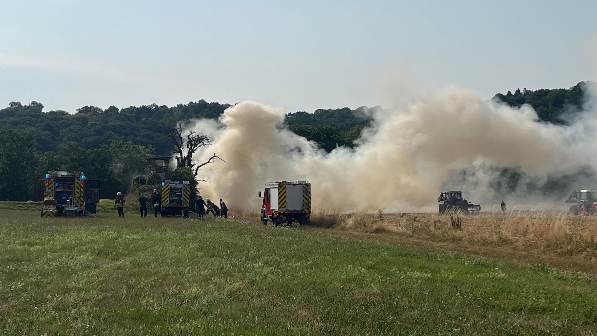 Auf einem Feld bei Hennef-Auel hat es auf rund 2000 Quadratmeter Fläche eines Stoppelfeldes gebrannt.