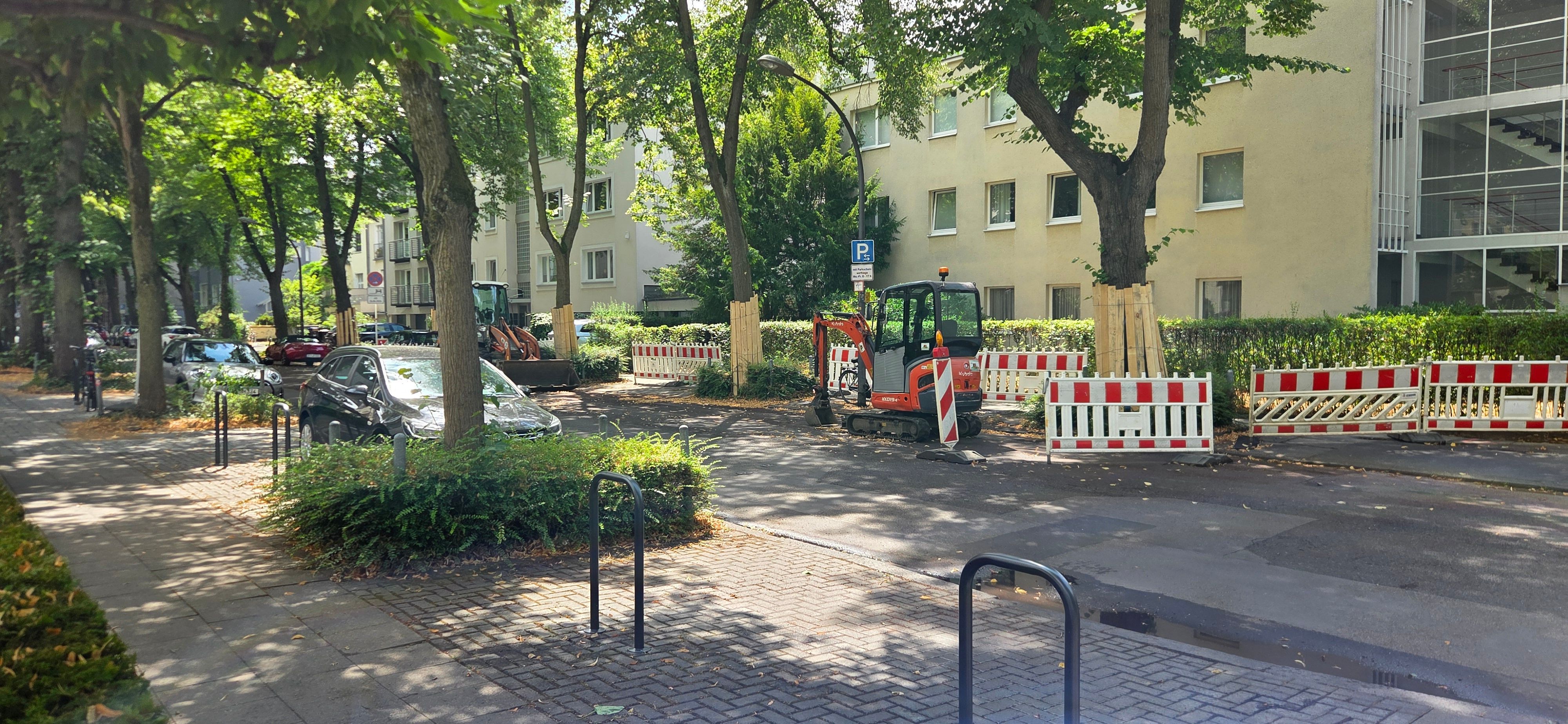 Auf der Landgrafenstraße in Köln-Lindenthal verhindern Fahrradbügel das Querparken.