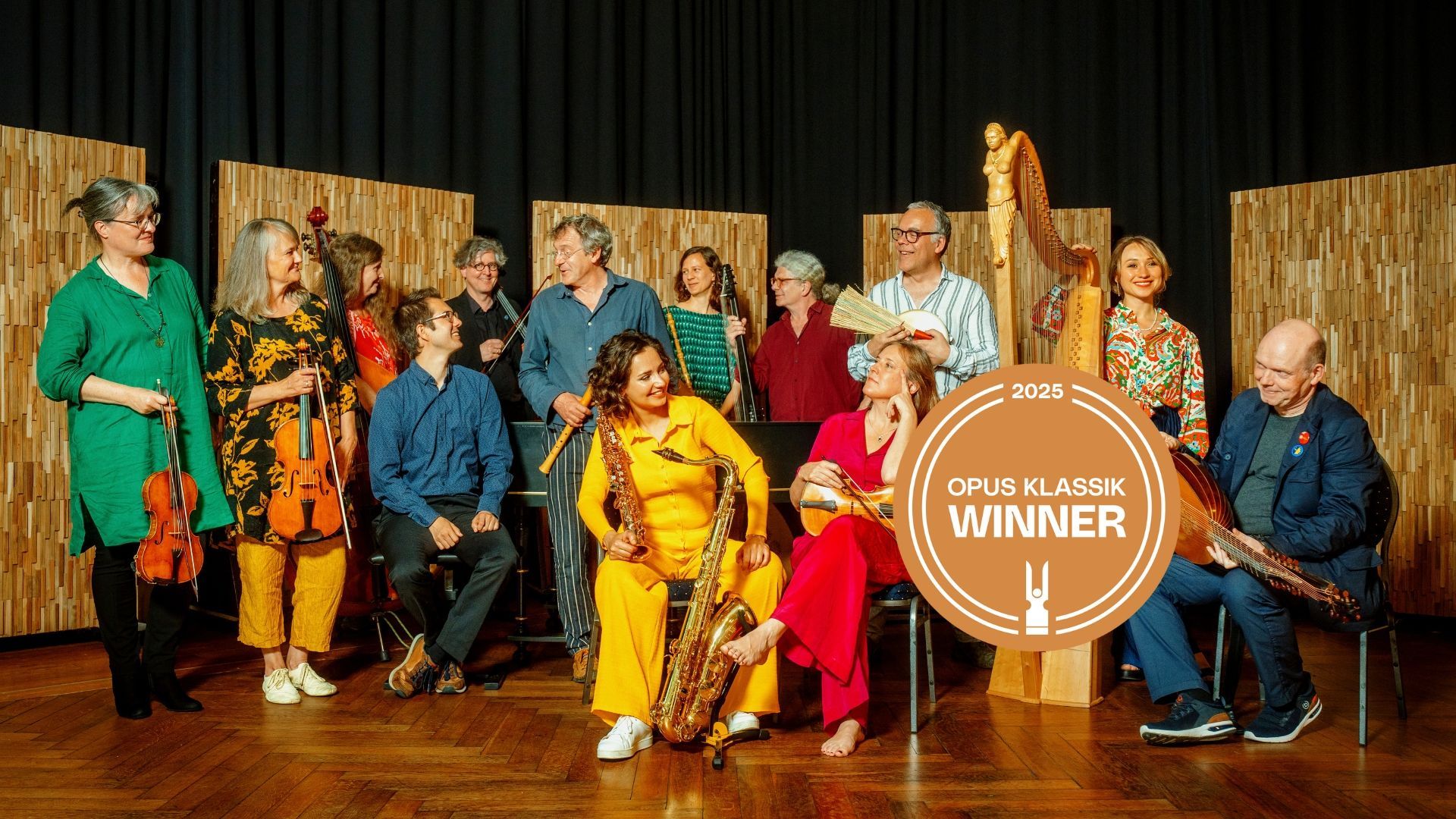 Das Ensemble präsentiert ein Schild mit der Aufschrift „Opus Klassik Winner“.