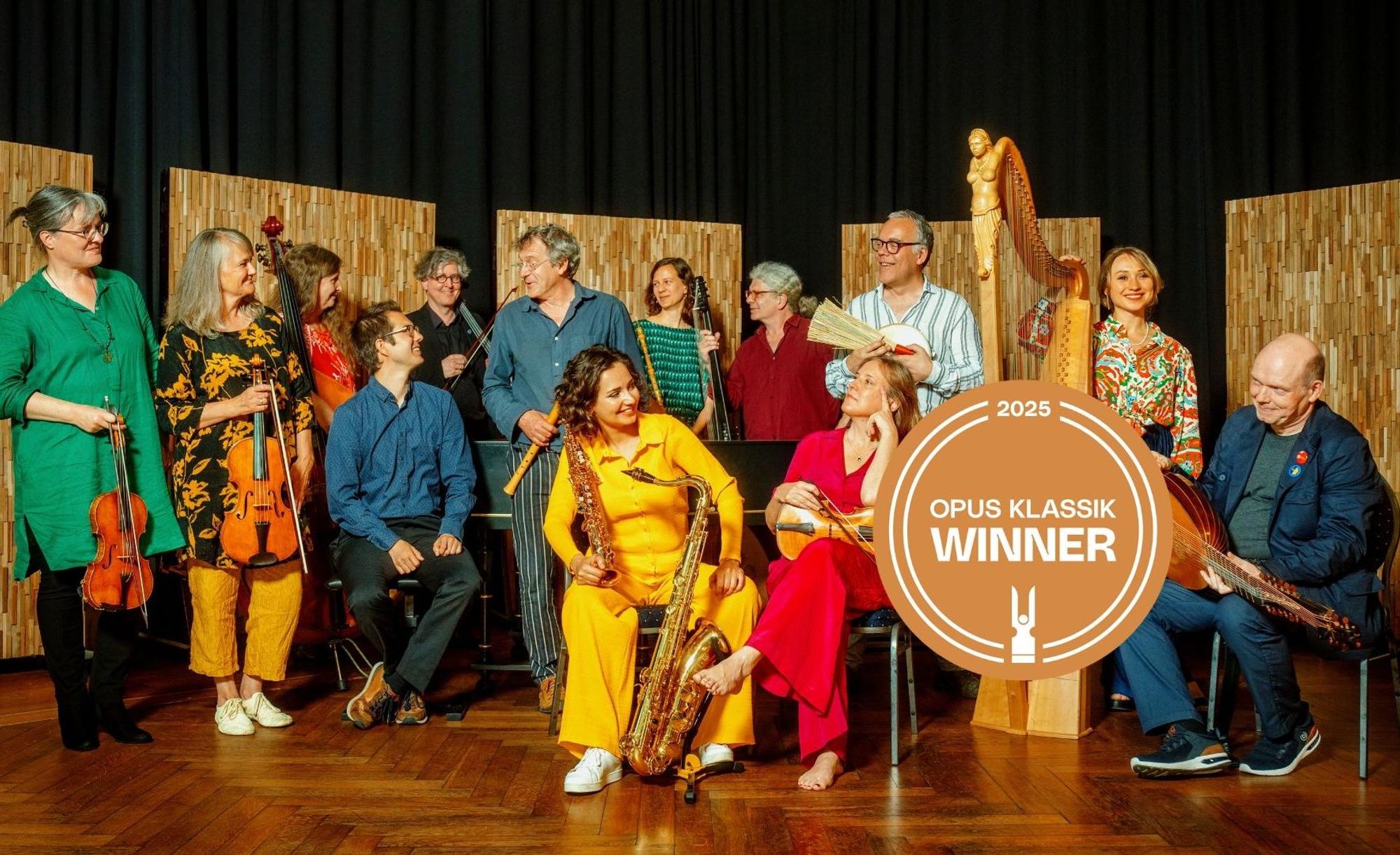 Das Ensemble präsentiert ein Schild mit der Aufschrift „Opus Klassik Winner“.