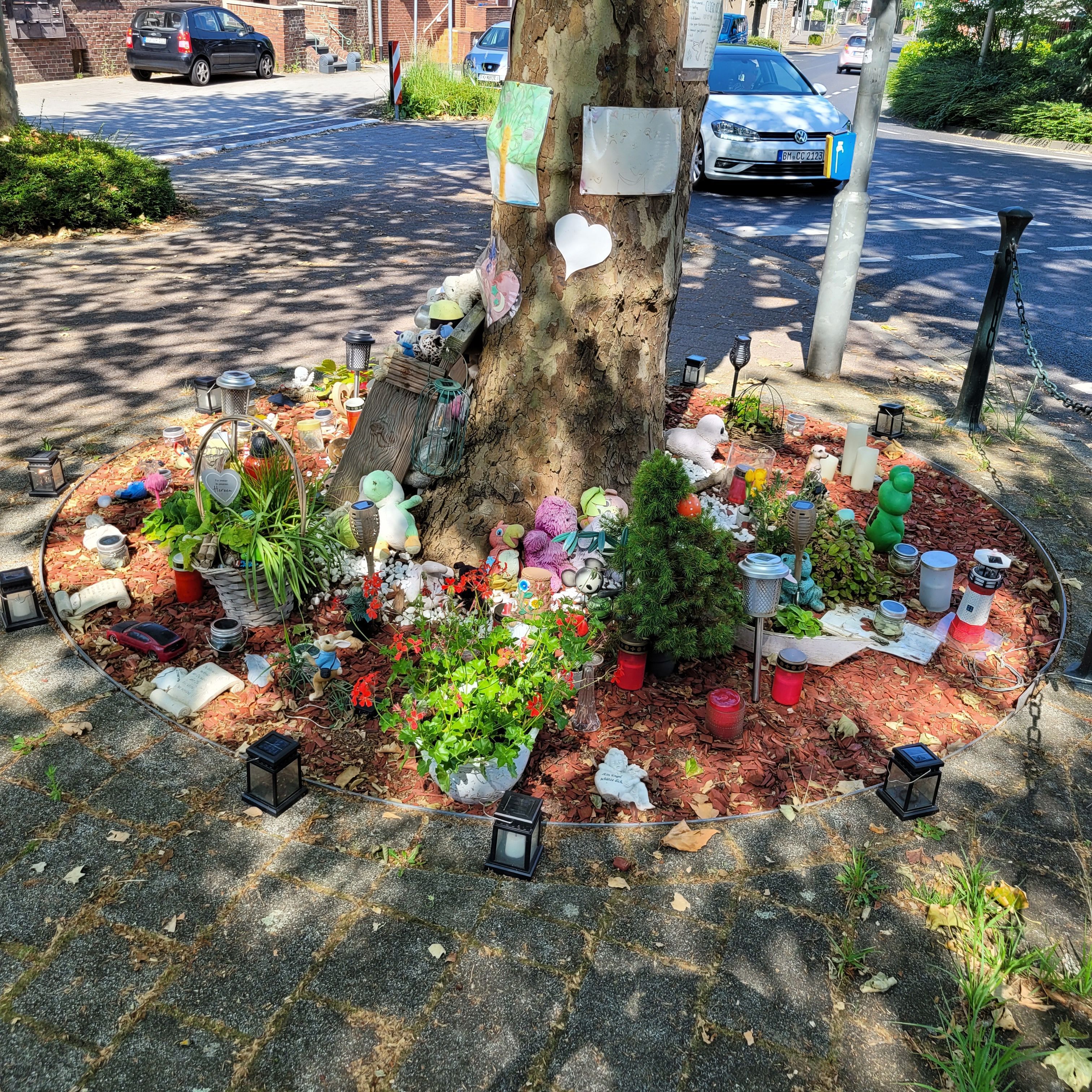 An das Unglück erinnert eine Gedenkstätte mit Plüschtieren, Tafeln mit Sprüchen und batteriebetriebenen Grablichtern.