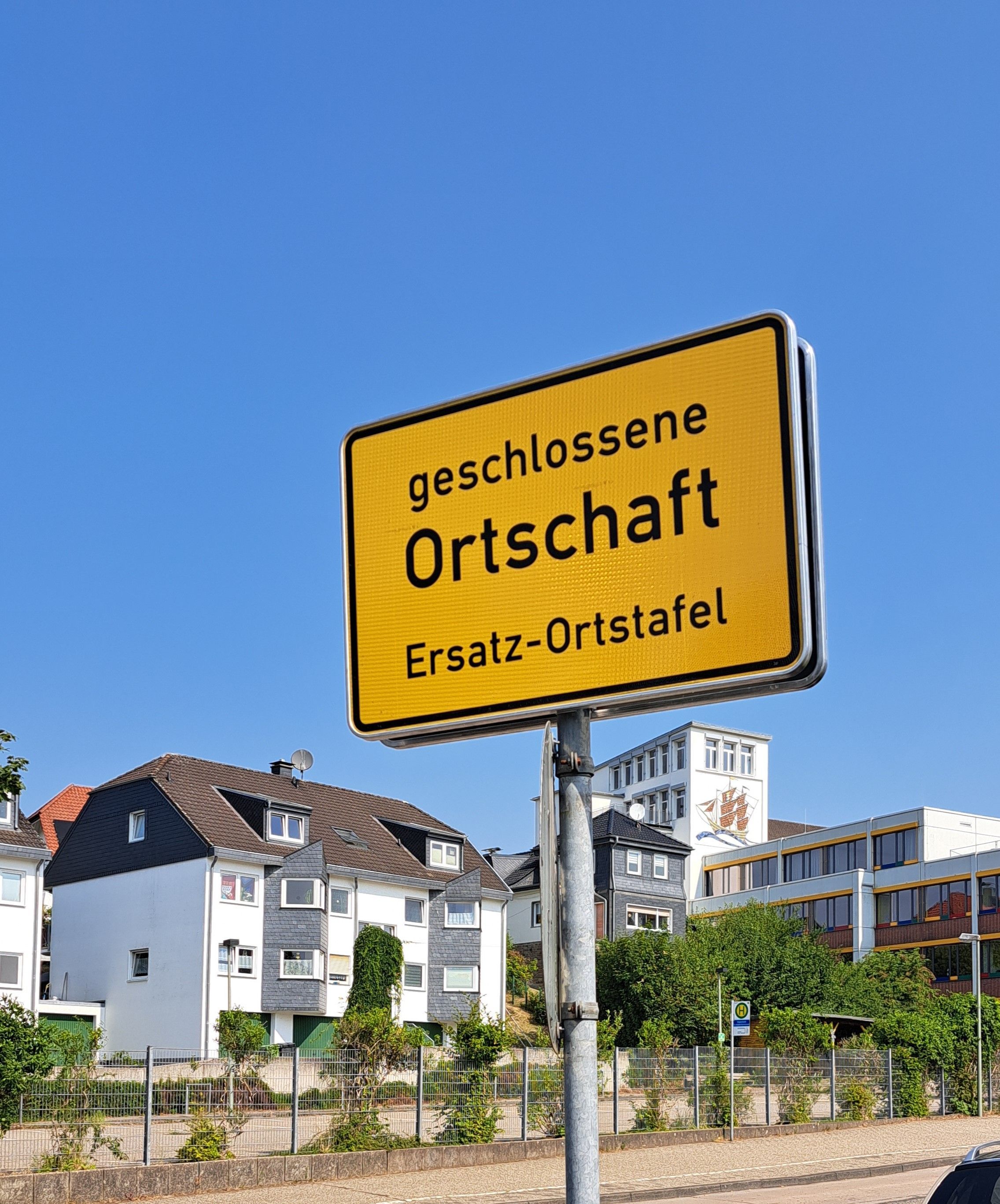 Ein neues Ortsschild.