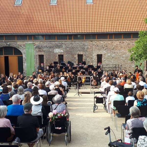 Rund 300 Gäste kamen zum Open-Air-Konzert des Flora-Sinfonie-Orchesters. Zugleich war es die Premiere für den neuen Dirigenten Sejoon Park.