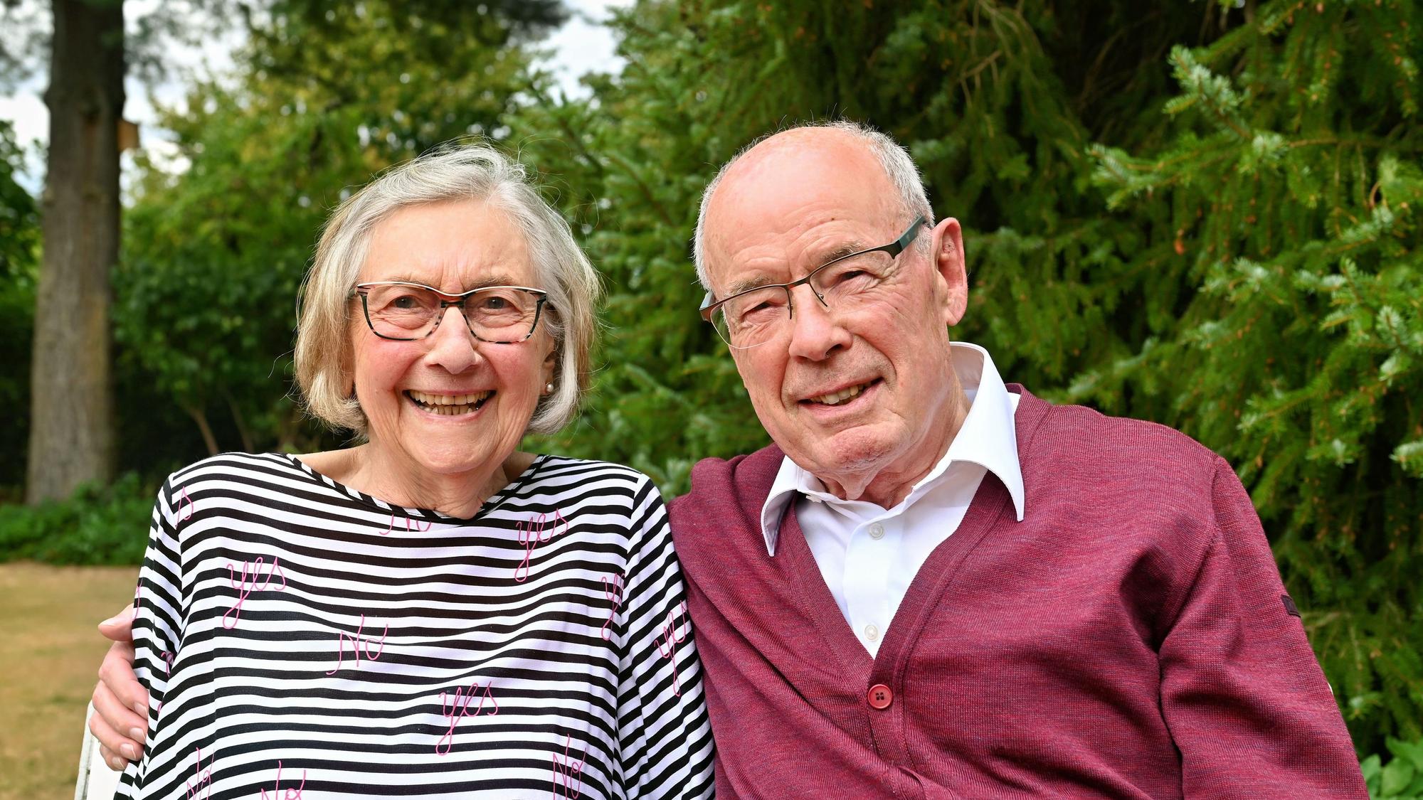 Helga und Ernst Jonas sitzen nebeneinander im Grünen, er hat den Arm um sie gelegt.