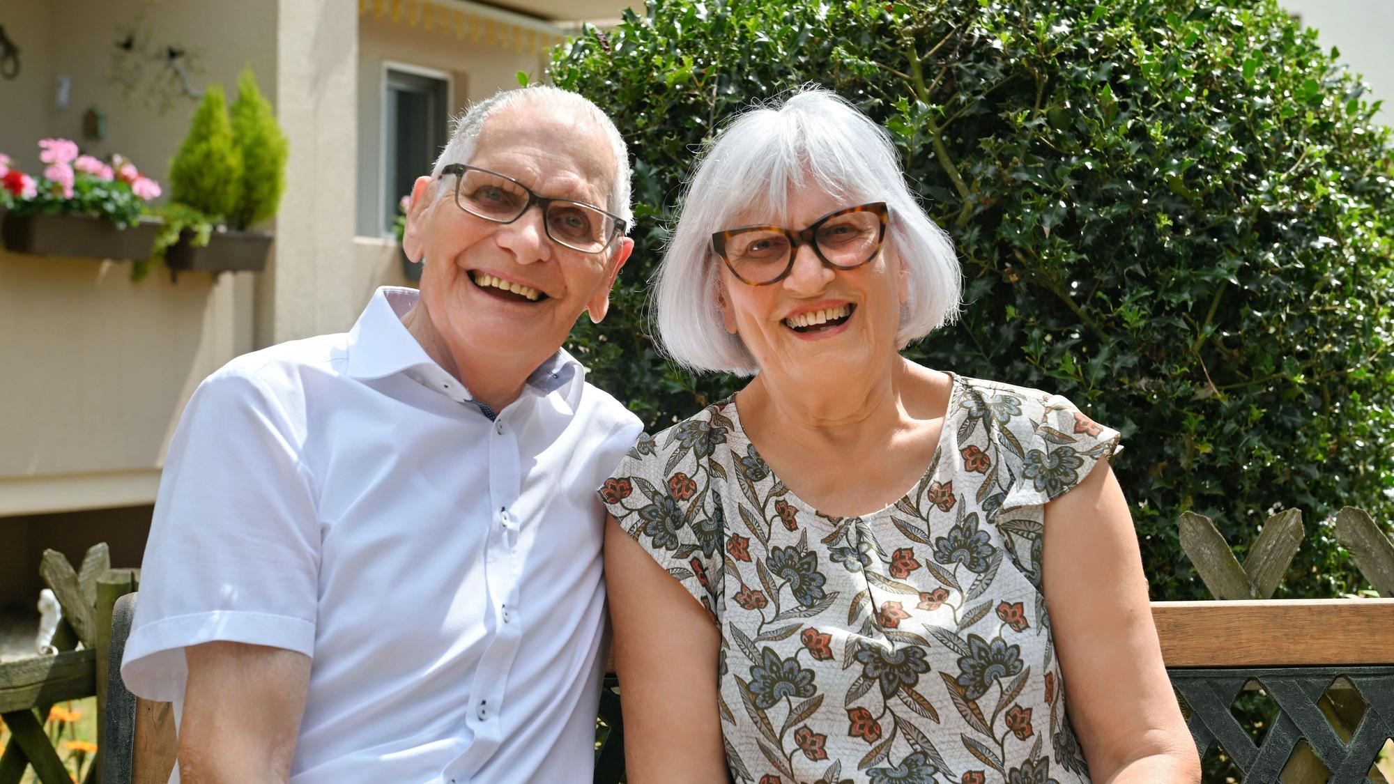 Helmuth und Karin Fischer sitzen im Garten.