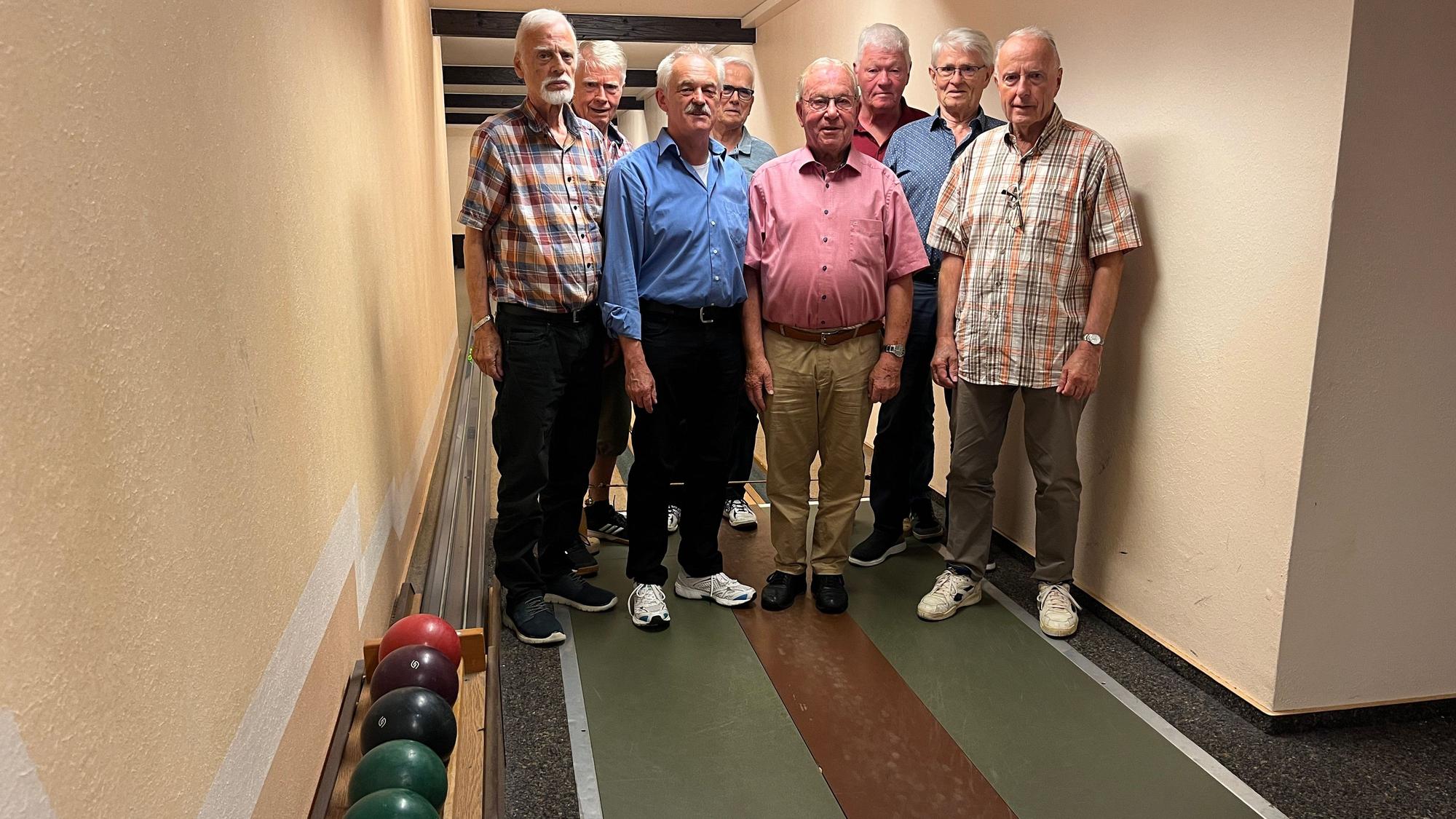 Vier der acht Kegelbrüder von Eener bliev stonn sind Gründungsmitglieder, seit 60 Jahren treffen sie sich jeden zweiten Freitag.