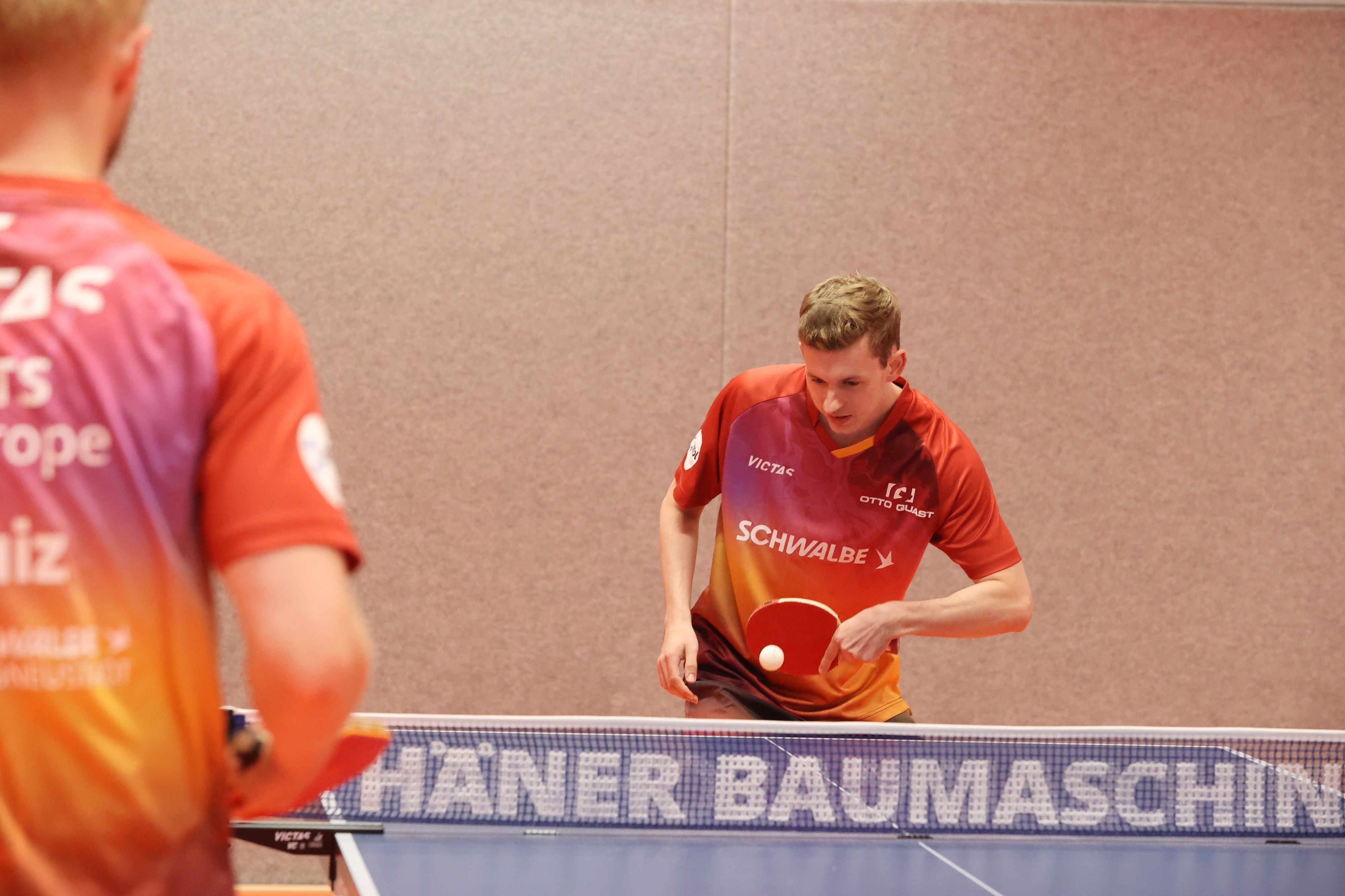 Cedric Meissner an der Tischtennisplatte.