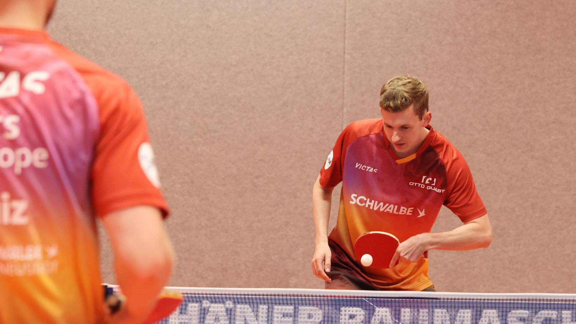 Cedric Meissner an der Tischtennisplatte.