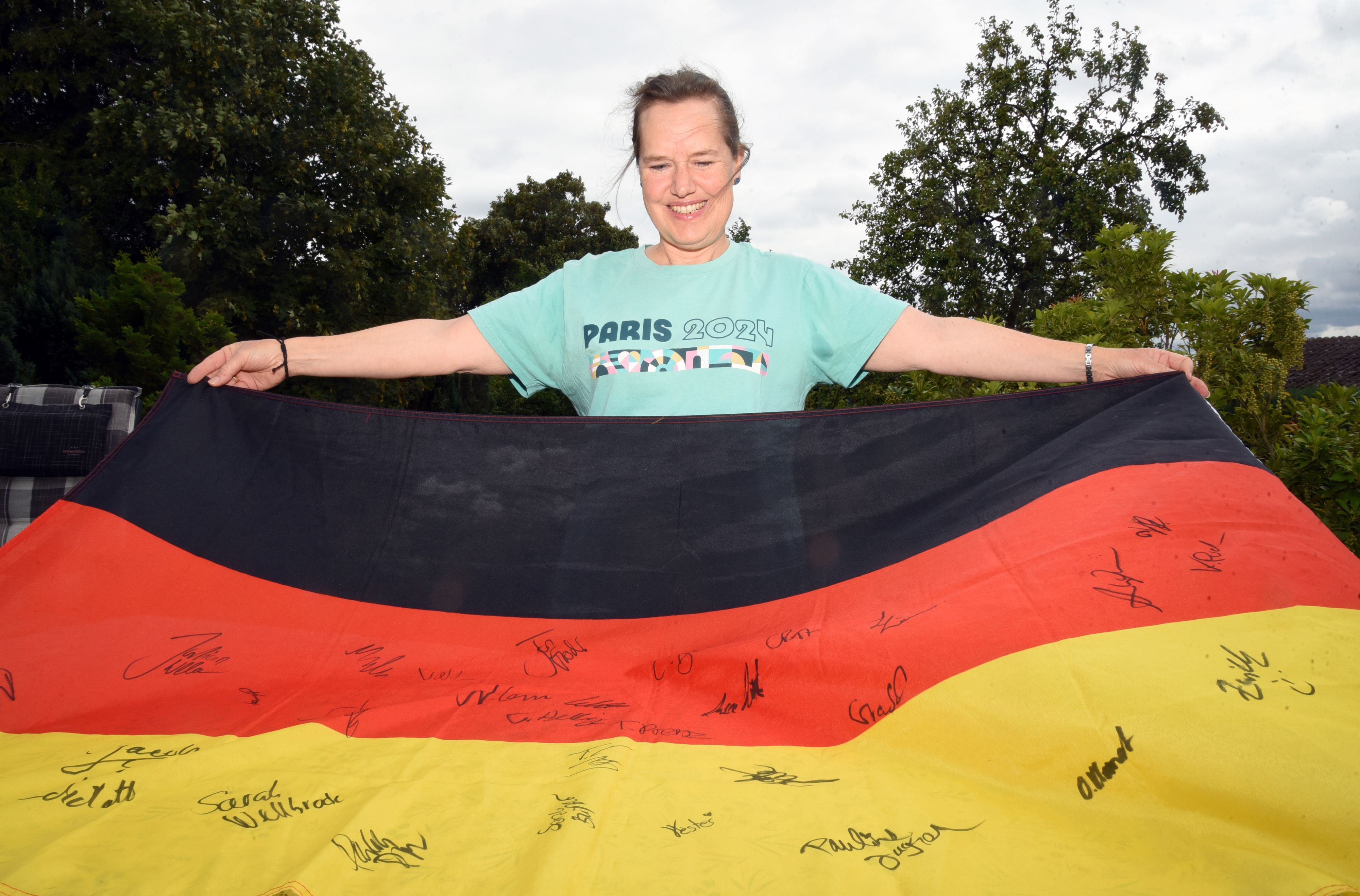 Silke Schmidt zeigt die Deutschlandfahne