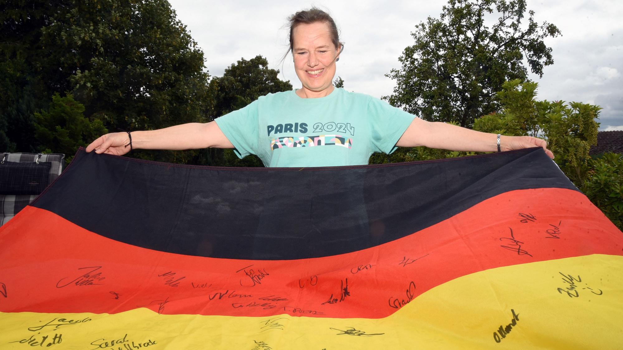Silke Schmidt zeigt die Deutschlandfahne