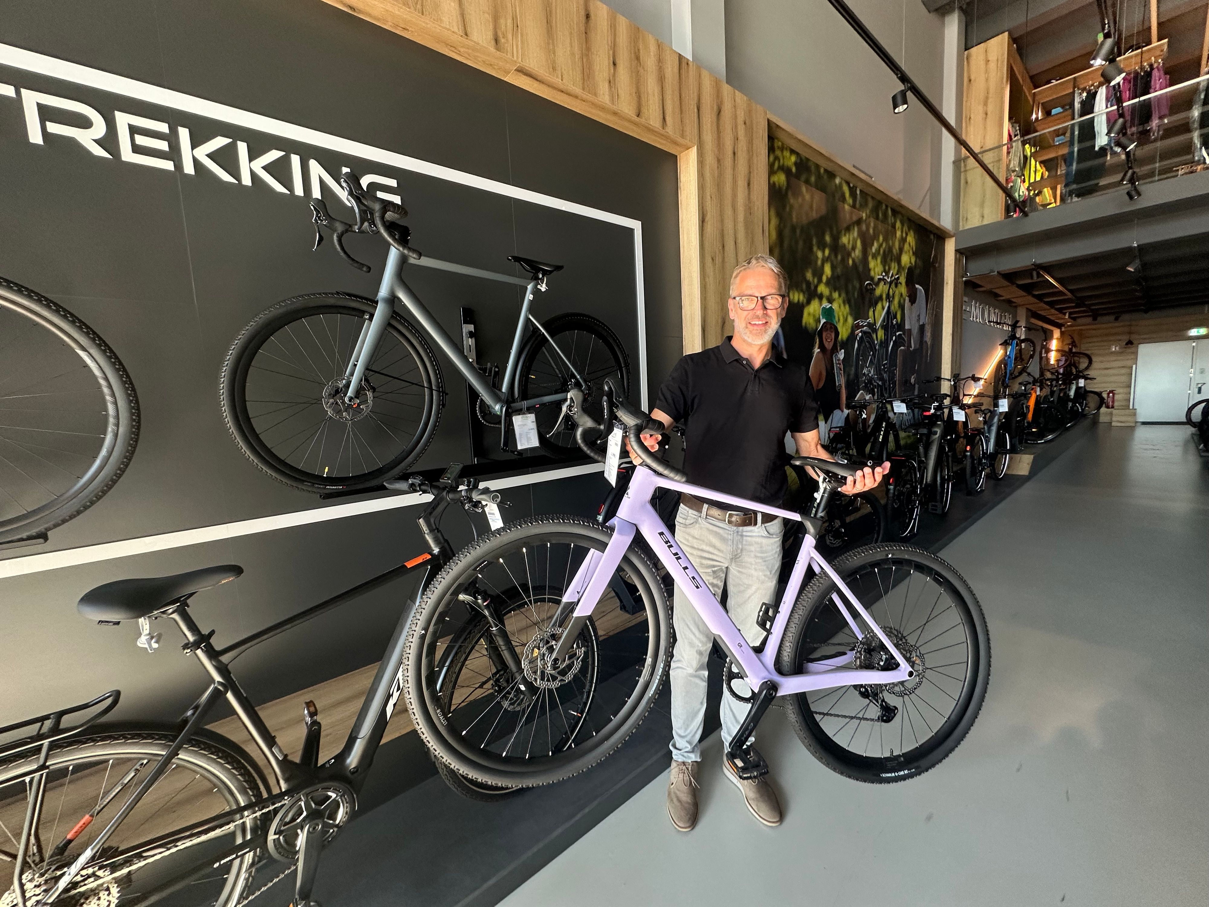 Frank Breuer, Geschäftsführer von Veloland, mit einem Gravelbike ohne E-Motor.