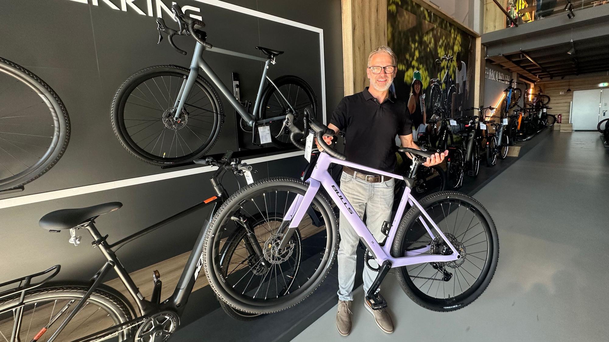 Frank Breuer, Geschäftsführer von Veloland, mit einem Gravelbike ohne E-Motor.