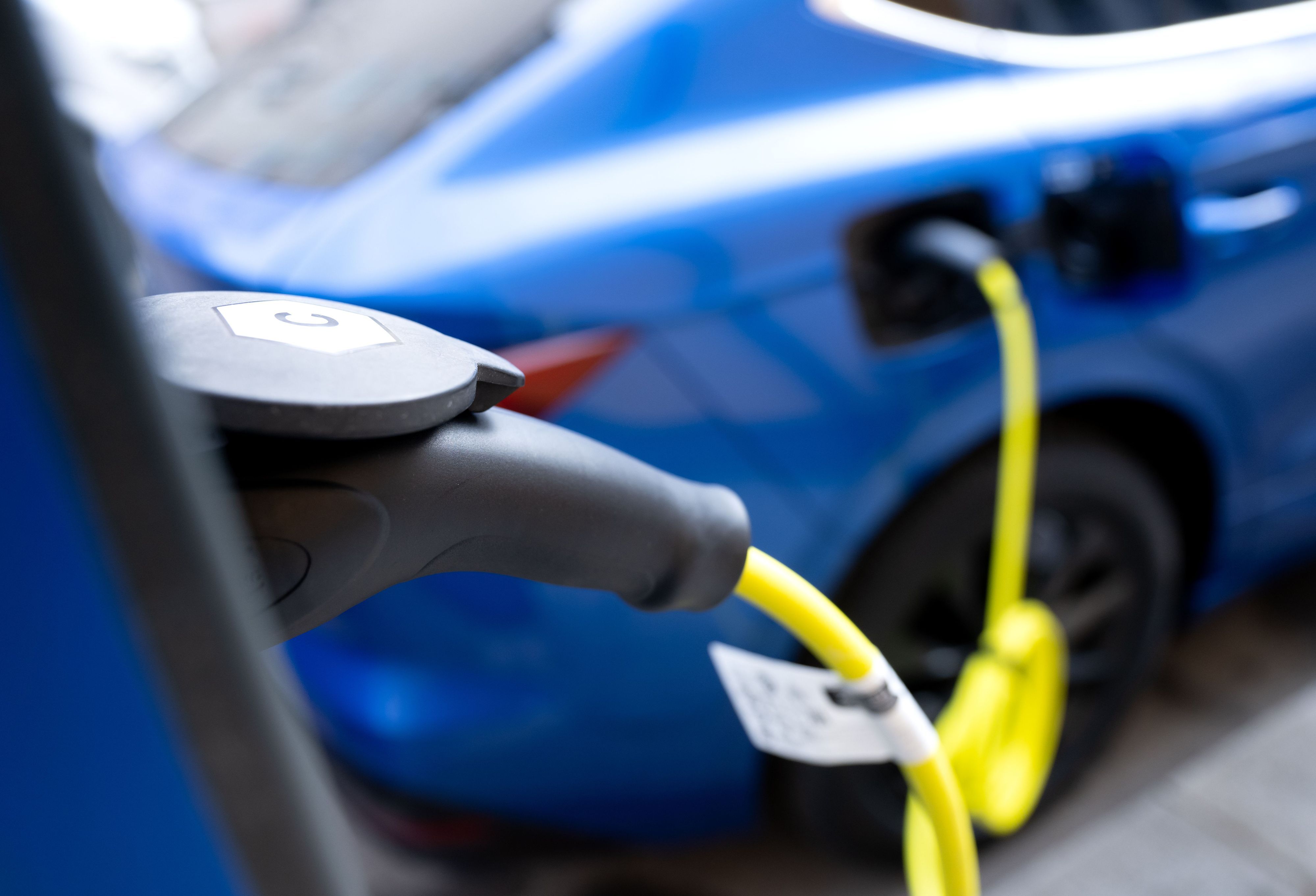 Ein Elektroauto steht in der Innenstadt an einer Ladesäule