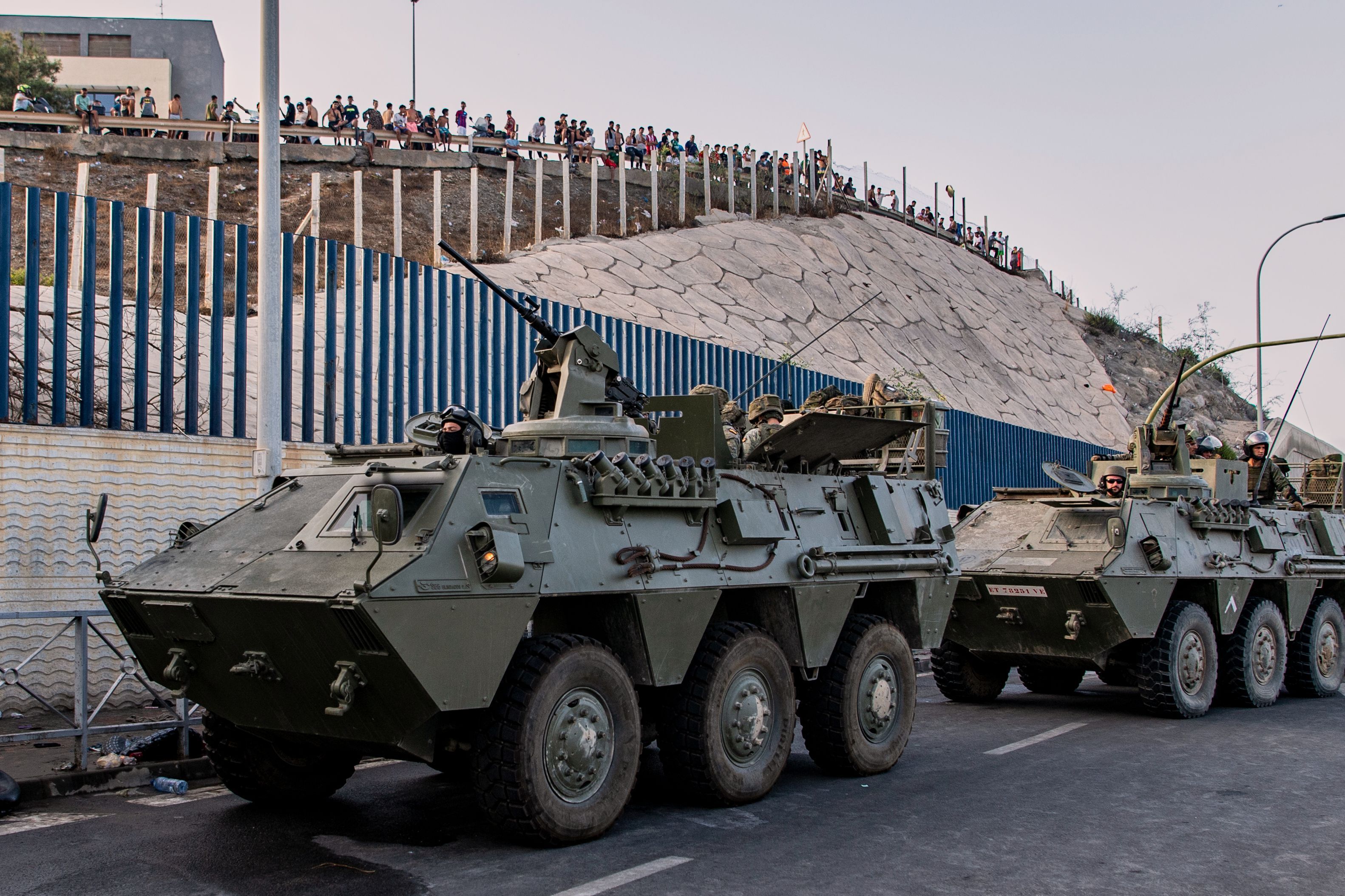 Soldaten der spanischen Armee fahren in Militärfahrzeugen, nachdem sie in die spanische Exklave Ceuta entsandt wurden.