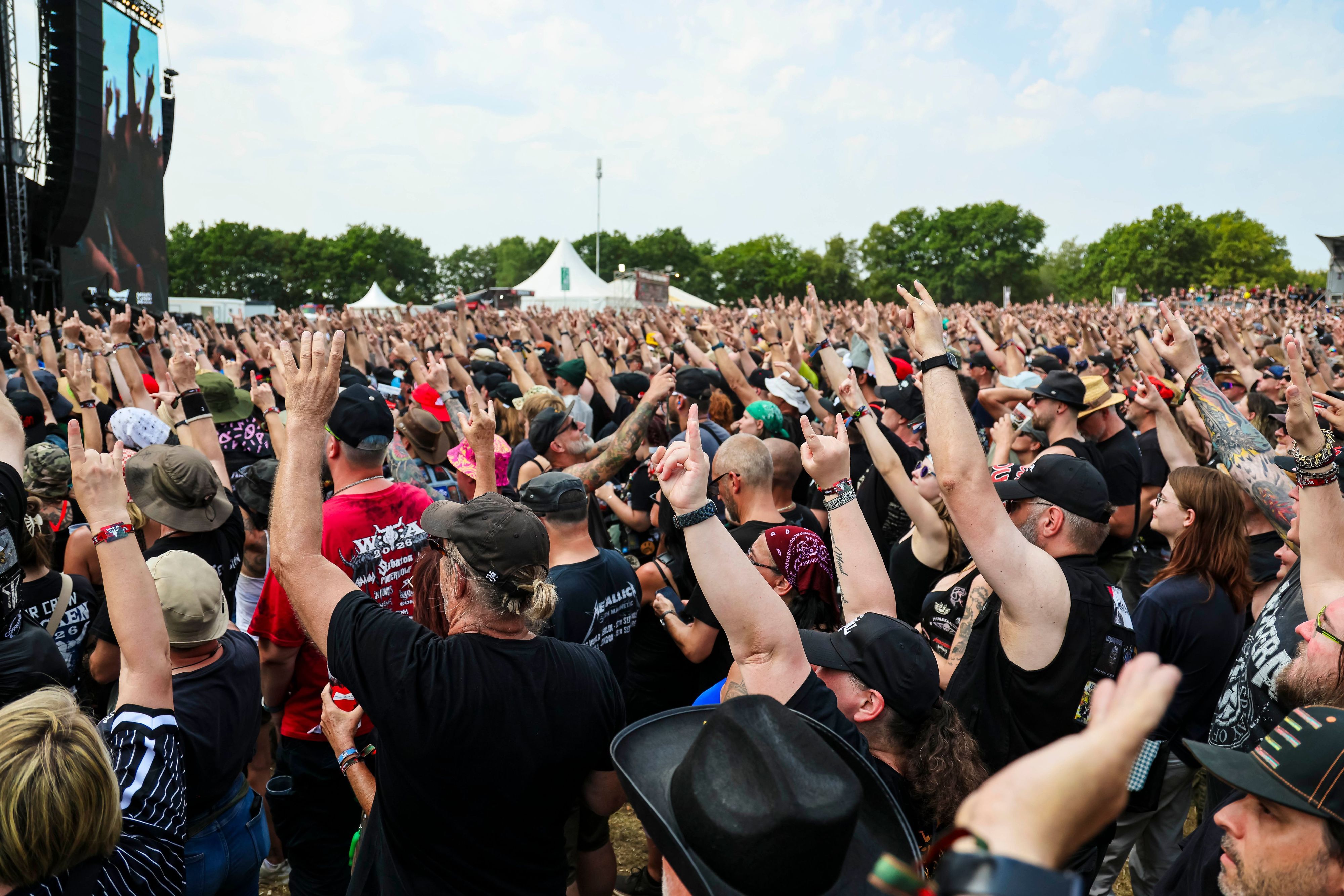 Zuschauer feiern beim Konzert der Band H-Blockx, vor der „Louder“-Bühne beim Wacken Open Air (W:O:A). Das W:O:A gilt als größtes Heavy-Metal-Festival der Welt.