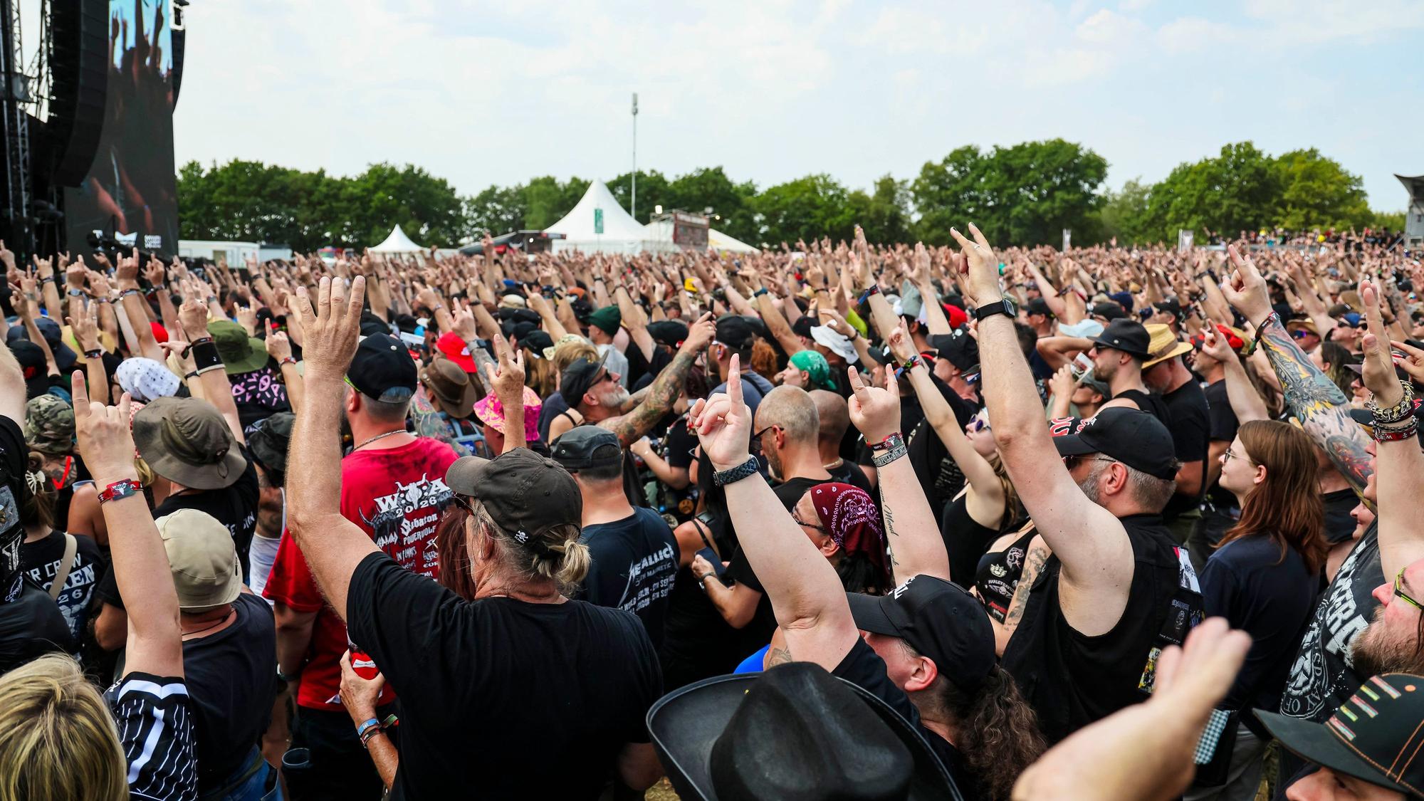 Zuschauer feiern beim Konzert der Band H-Blockx, vor der „Louder“-Bühne beim Wacken Open Air (W:O:A). Das W:O:A gilt als größtes Heavy-Metal-Festival der Welt.