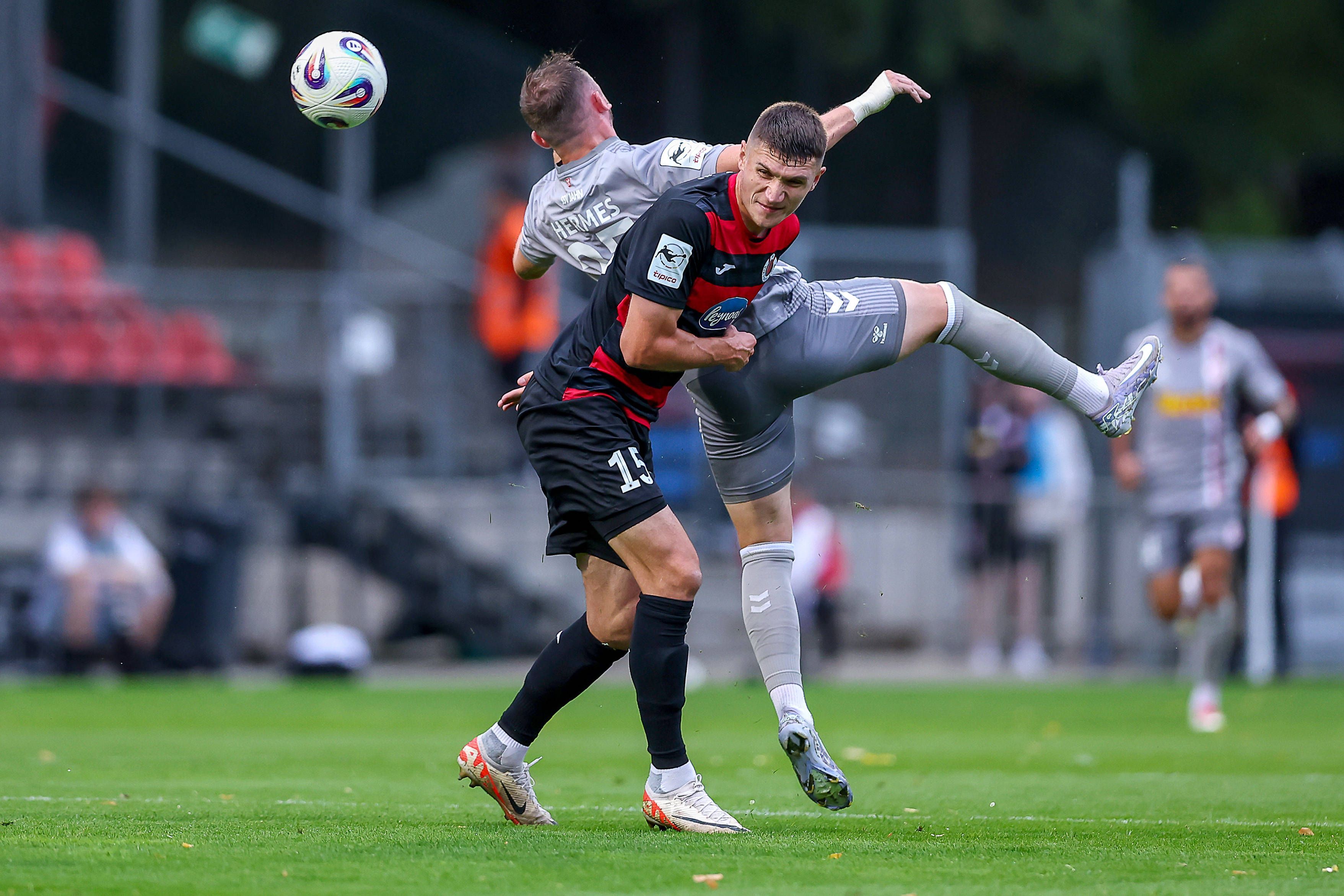 29.08.2025, Fußball, FC Viktoria Köln SSV Jahn Regensburg, 3.Liga, Sportpark Höhenberg, Saison 2025 2026: Christoph Greger Viktoria Koeln 15 im Zweikampf gegen Lucas Hermes Jahn Regensburg 27 DFB regulations prohibit any use of photographs as image sequences and or quasi-video. Nordrhein-Westfalen Deutschland *** 29 08 2025, Football, FC Viktoria Köln SSV Jahn Regensburg, 3 Liga, Sportpark Höhenberg, Saison 2025 2026 Christoph Greger Viktoria Koeln 15 in duel against Lucas Hermes Jahn Regensburg 27 DFB regulations prohibit any use of photographs as image sequences and or quasi video Nordrhein Westfalen Germany