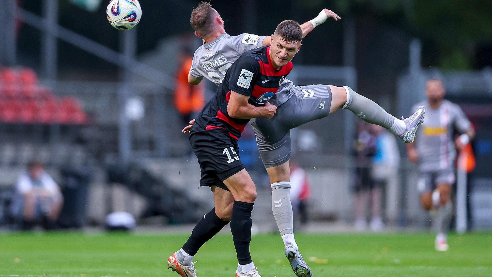 29.08.2025, Fußball, FC Viktoria Köln SSV Jahn Regensburg, 3.Liga, Sportpark Höhenberg, Saison 2025 2026: Christoph Greger Viktoria Koeln 15 im Zweikampf gegen Lucas Hermes Jahn Regensburg 27 DFB regulations prohibit any use of photographs as image sequences and or quasi-video. Nordrhein-Westfalen Deutschland *** 29 08 2025, Football, FC Viktoria Köln SSV Jahn Regensburg, 3 Liga, Sportpark Höhenberg, Saison 2025 2026 Christoph Greger Viktoria Koeln 15 in duel against Lucas Hermes Jahn Regensburg 27 DFB regulations prohibit any use of photographs as image sequences and or quasi video Nordrhein Westfalen Germany