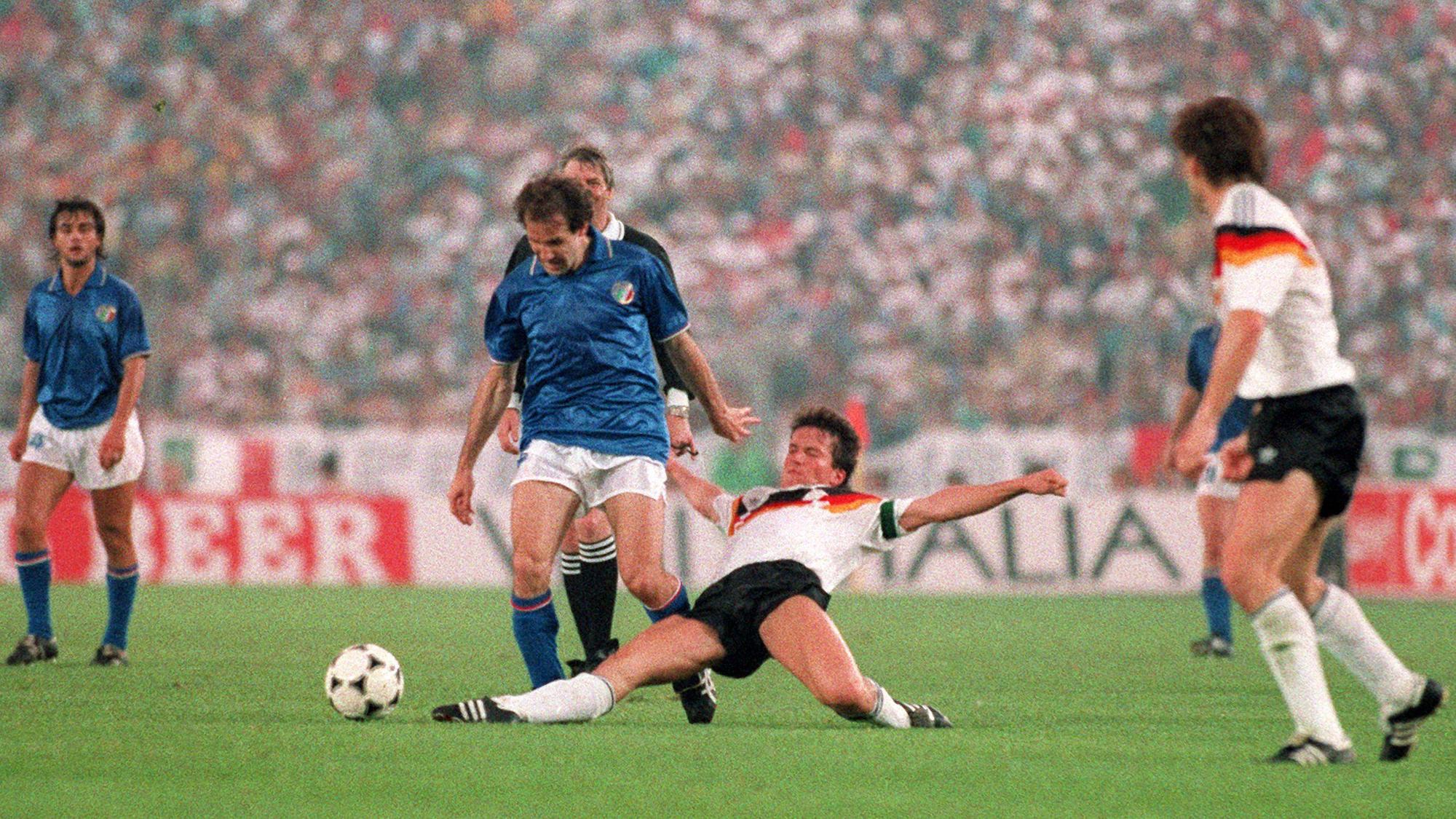 Lothar Matthäus (2.v.r) versucht mit einem Tackling, Italiens Abwehrspieler Franco Baresi (2.v.l) vom Ball zu trennen.