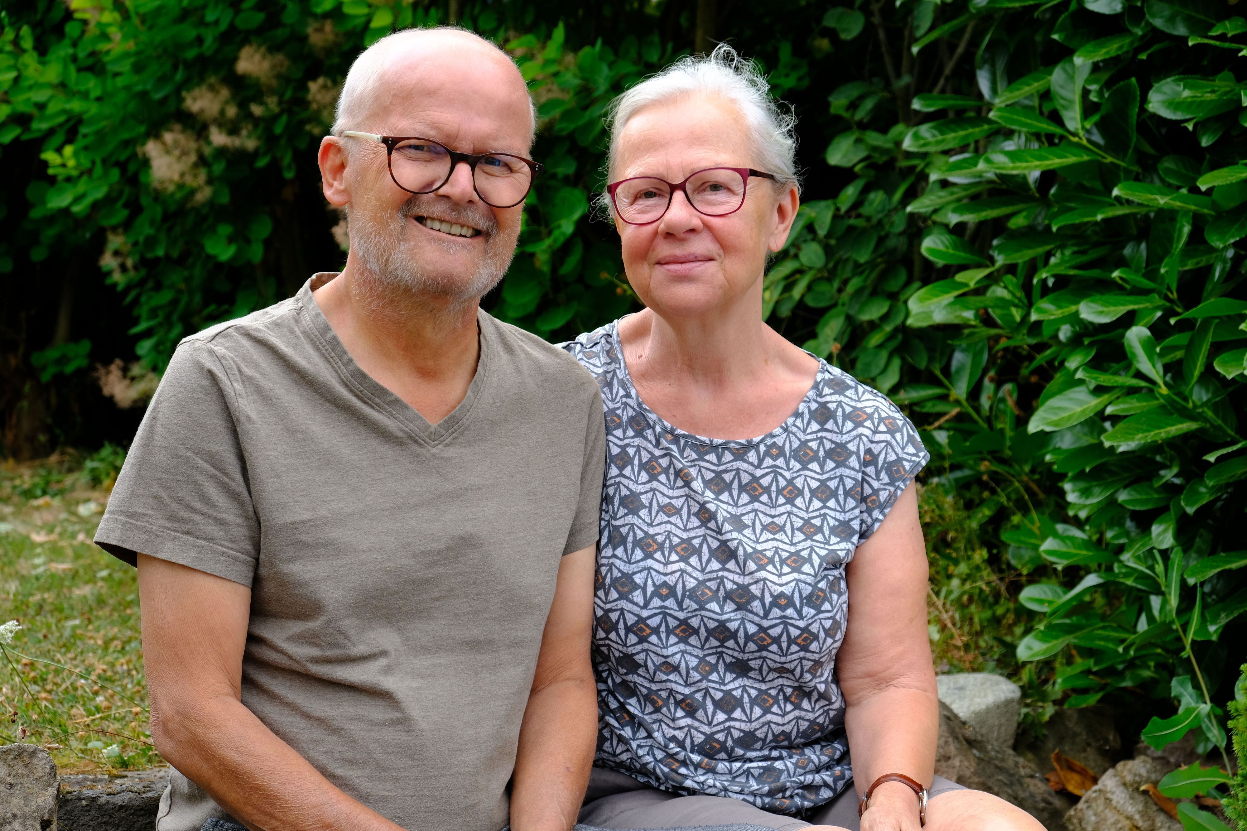 Die beiden Genannten sitzen nebeneinander.