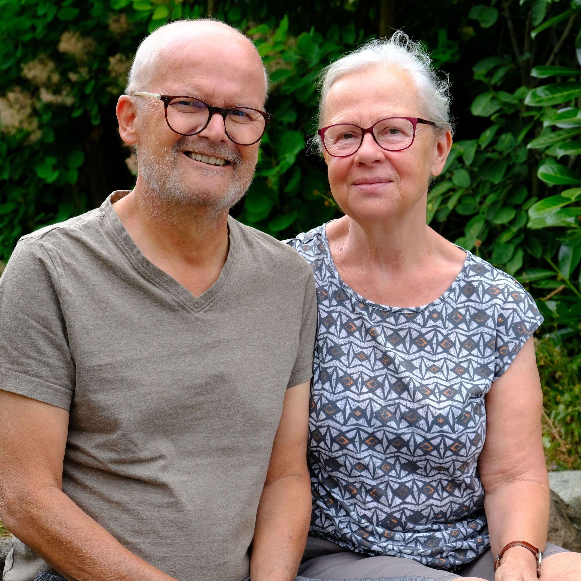 Die beiden Genannten sitzen nebeneinander.