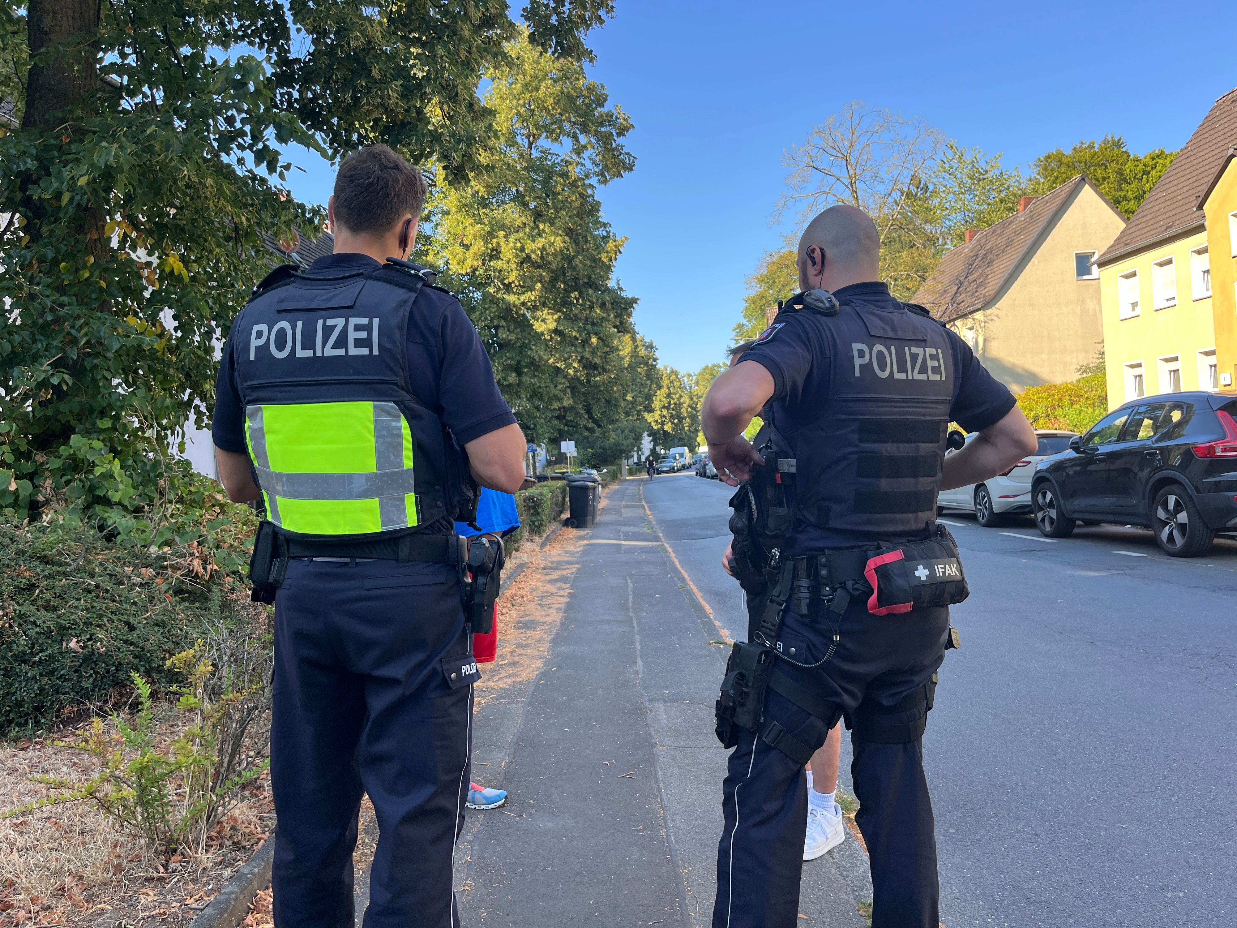 Die Polizeiwesten sind Pflicht für die Beamten.