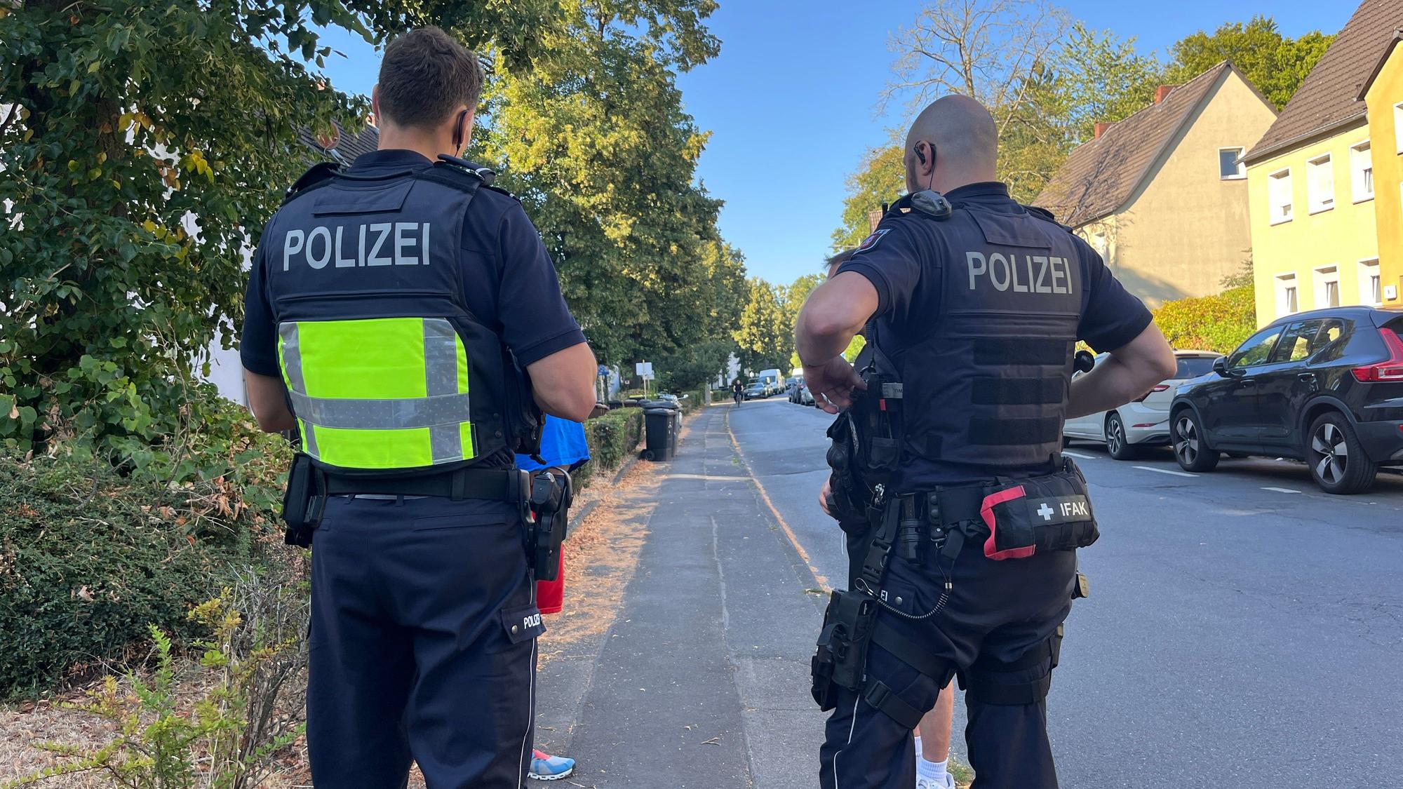 Die Polizeiwesten sind Pflicht für die Beamten.