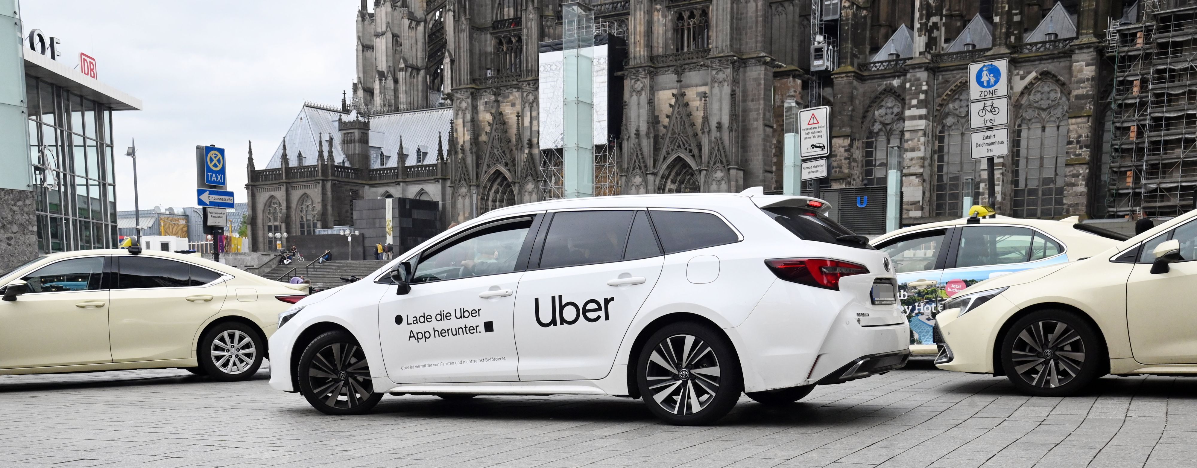 Ein Uber-Fahrzeug am Taxistand vor dem Kölner Hauptbahnhof.