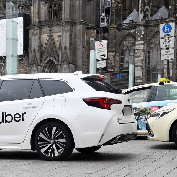 Ein Uber-Fahrzeug am Taxistand vor dem Kölner Hauptbahnhof.
