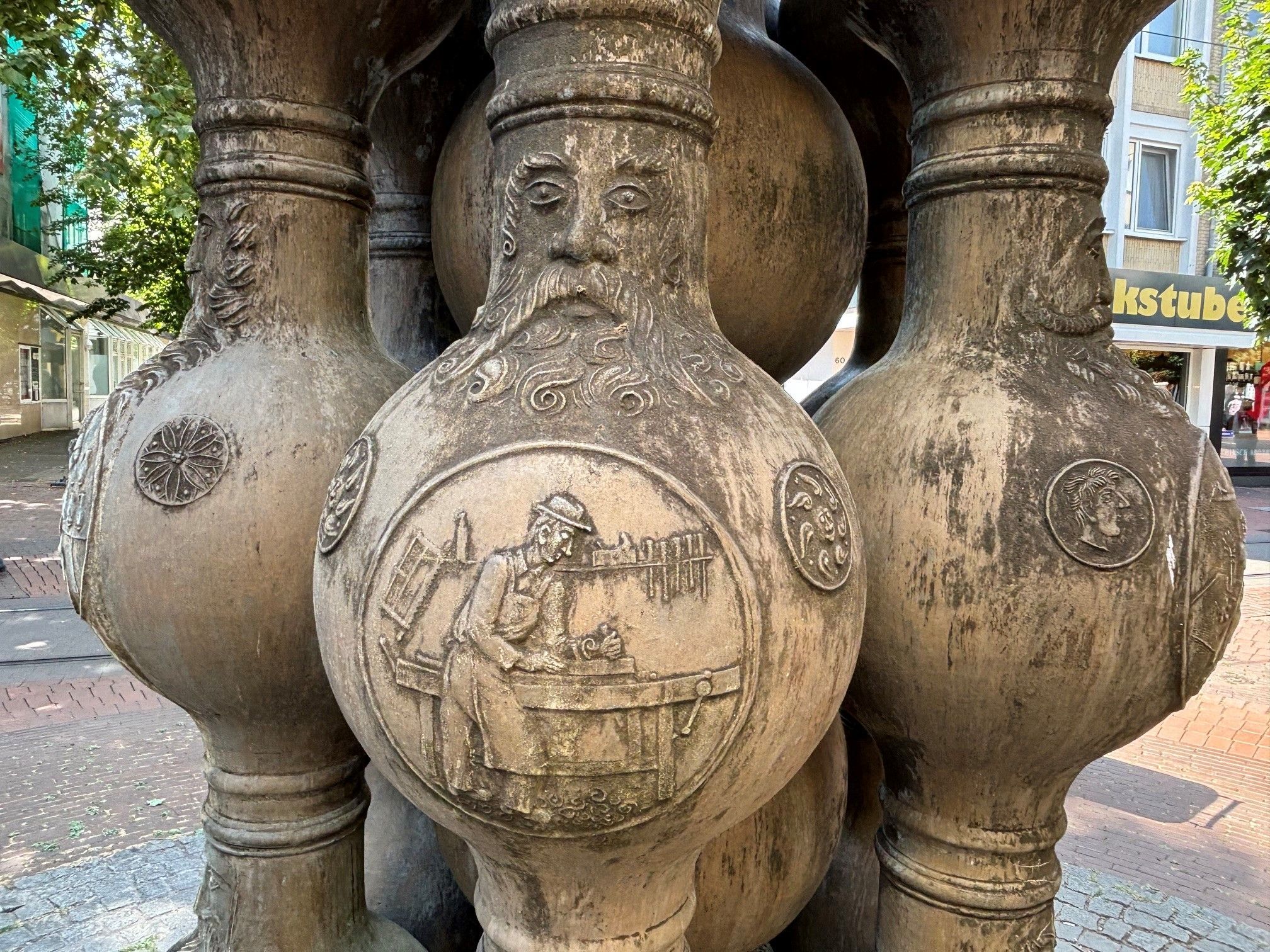 Zu sehen ist ein Brunnen in Form von Bartmannkrügen in Frechen.